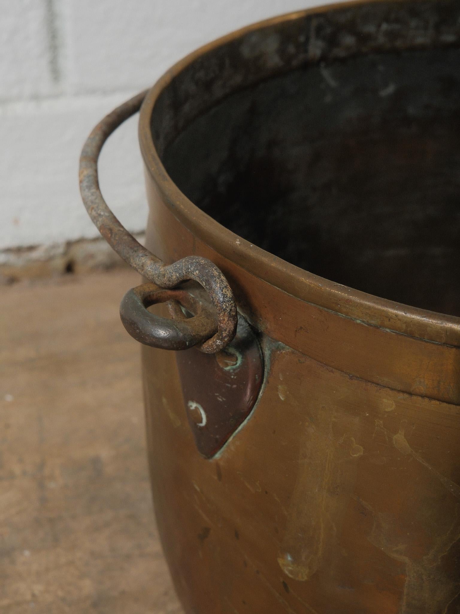 20th Century Copper Vessel with Forged Iron Handles Cobre en venta
