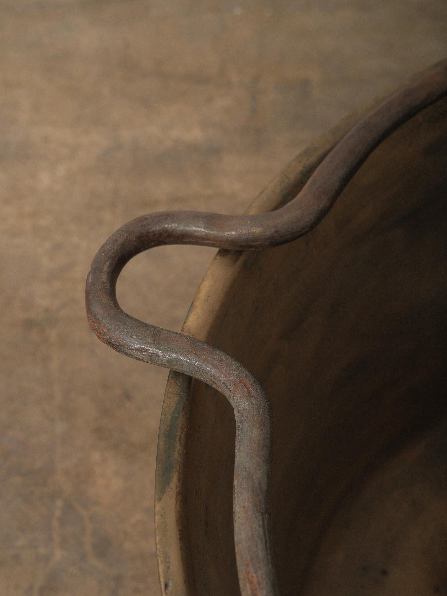 20th Century Copper Vessel with Forged Swing Handle Cobre en venta