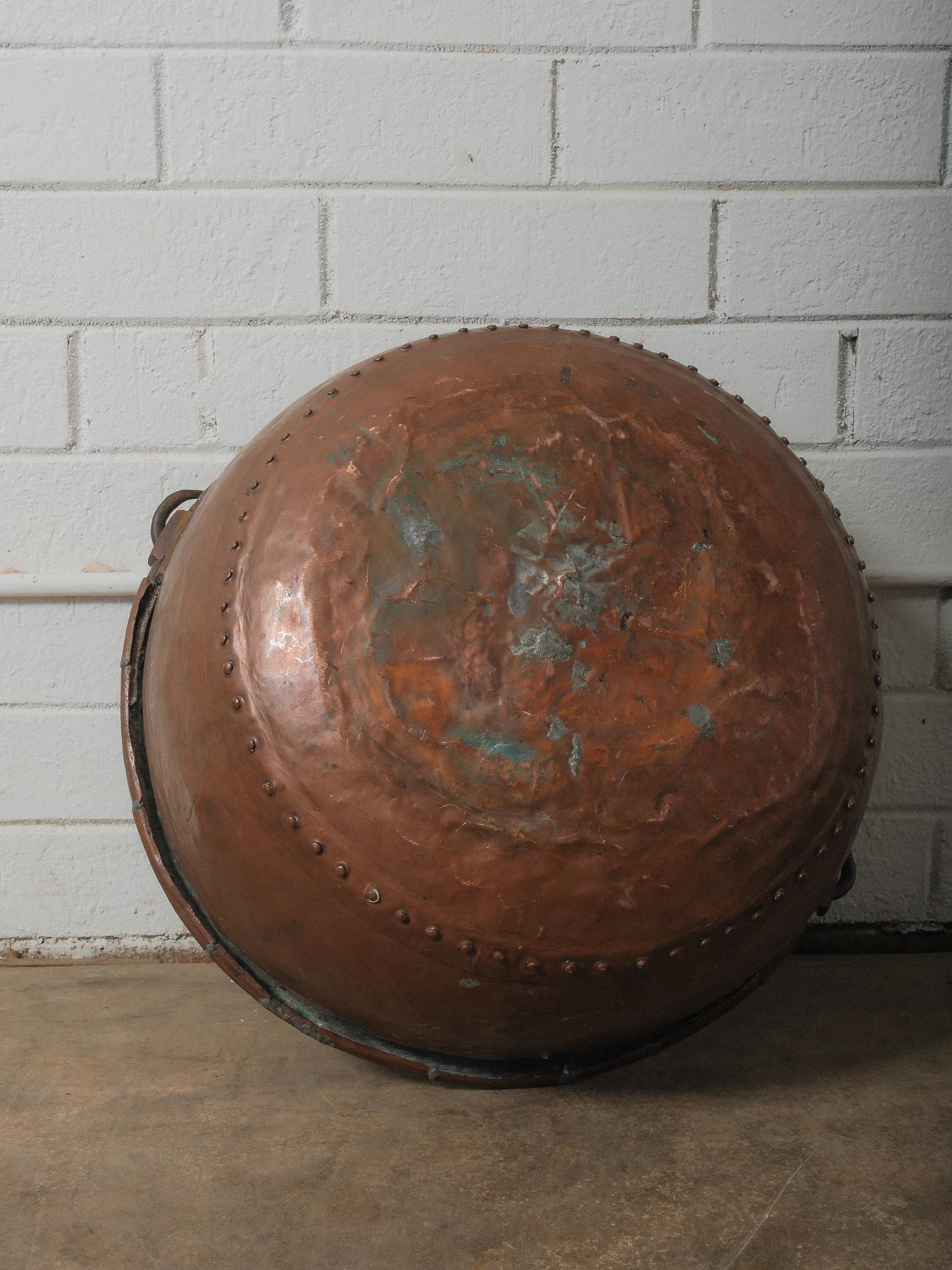 20th Century Copper Vessel with Single Swinging Handle en Bueno estado para la venta en High Point, NC