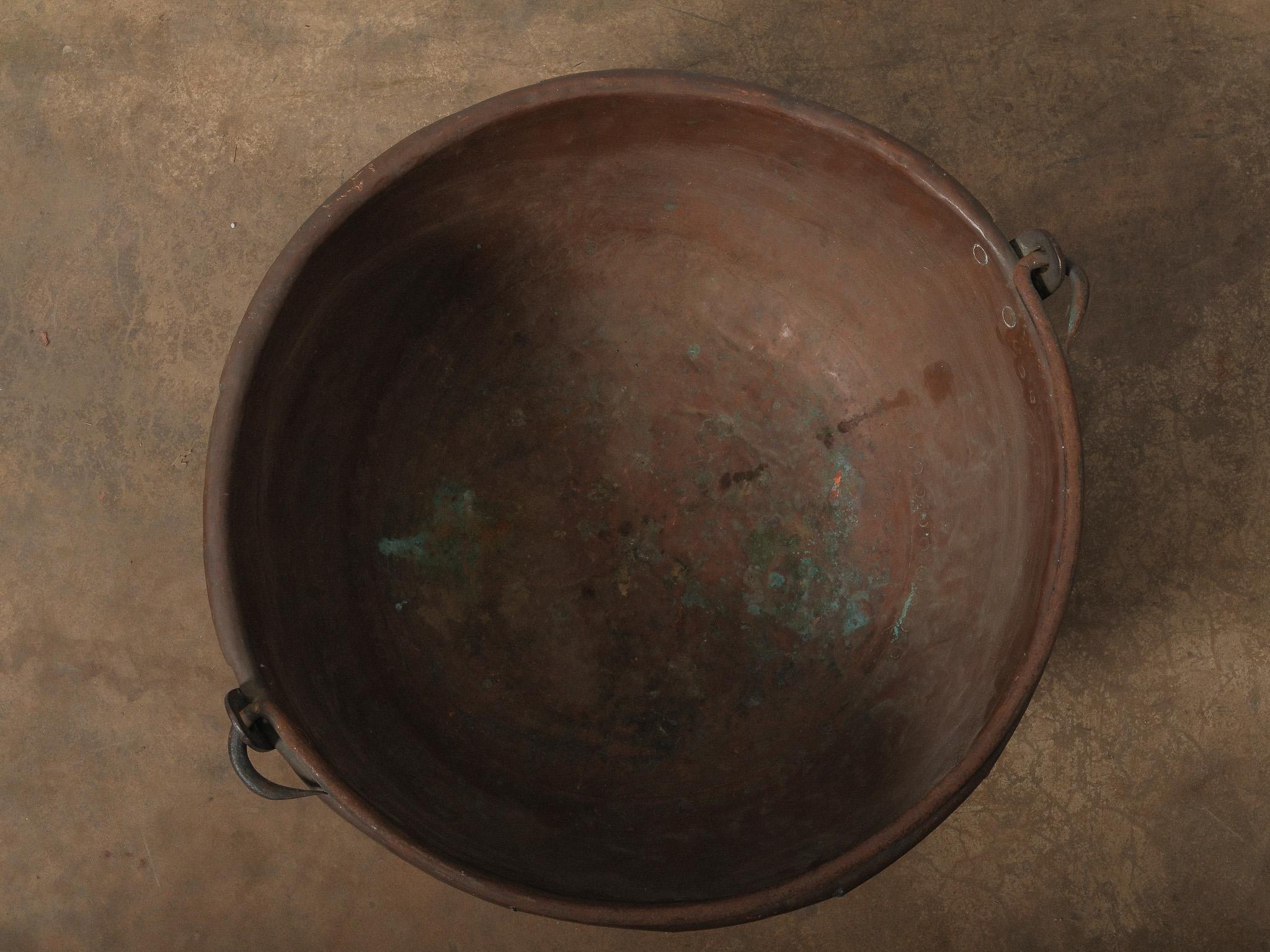 20th Century Copper Vessel with Single Swinging Handle siglo XX en venta