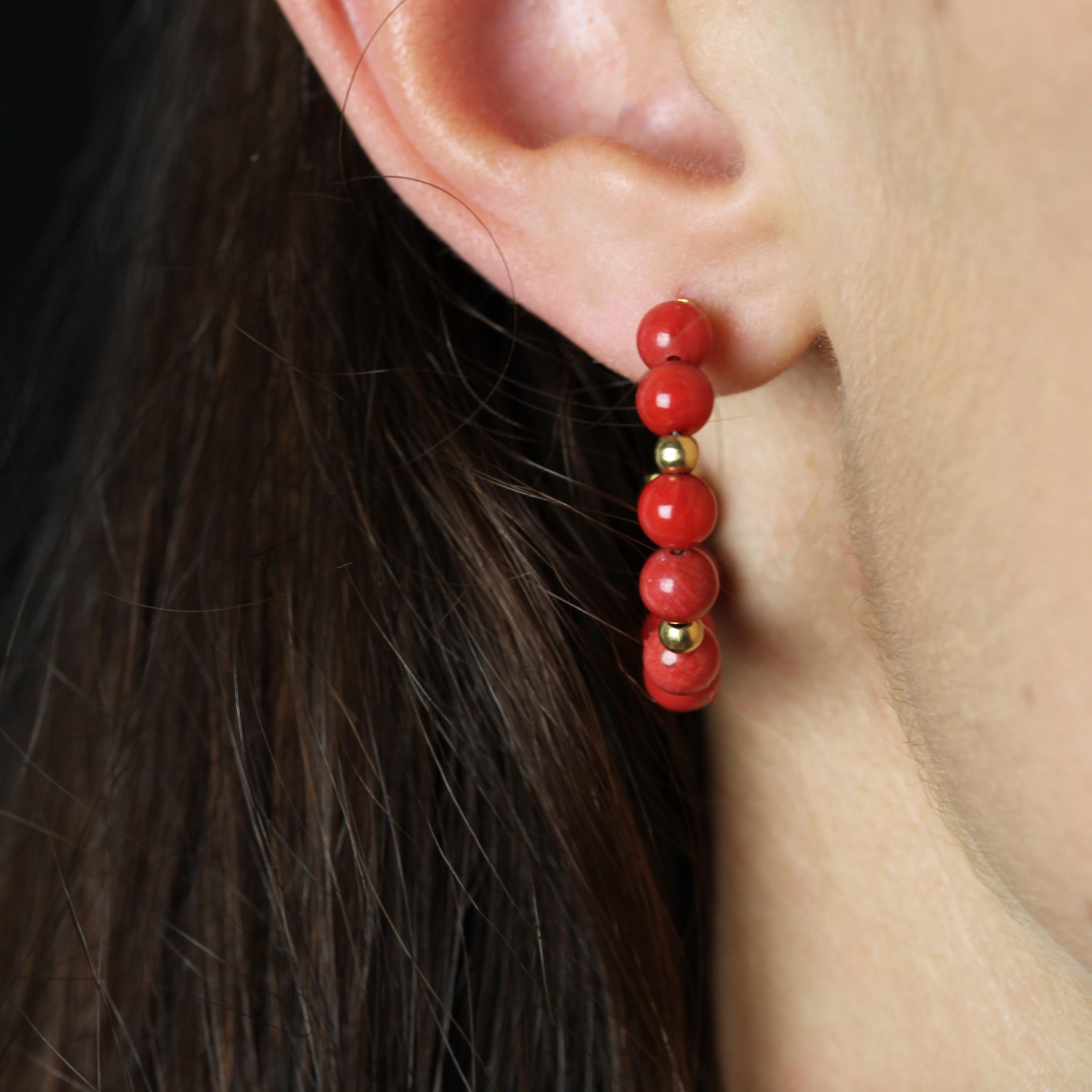 Pendientes de aro de oro amarillo de 18 quilates con cuentas de coral del siglo XX en venta 1