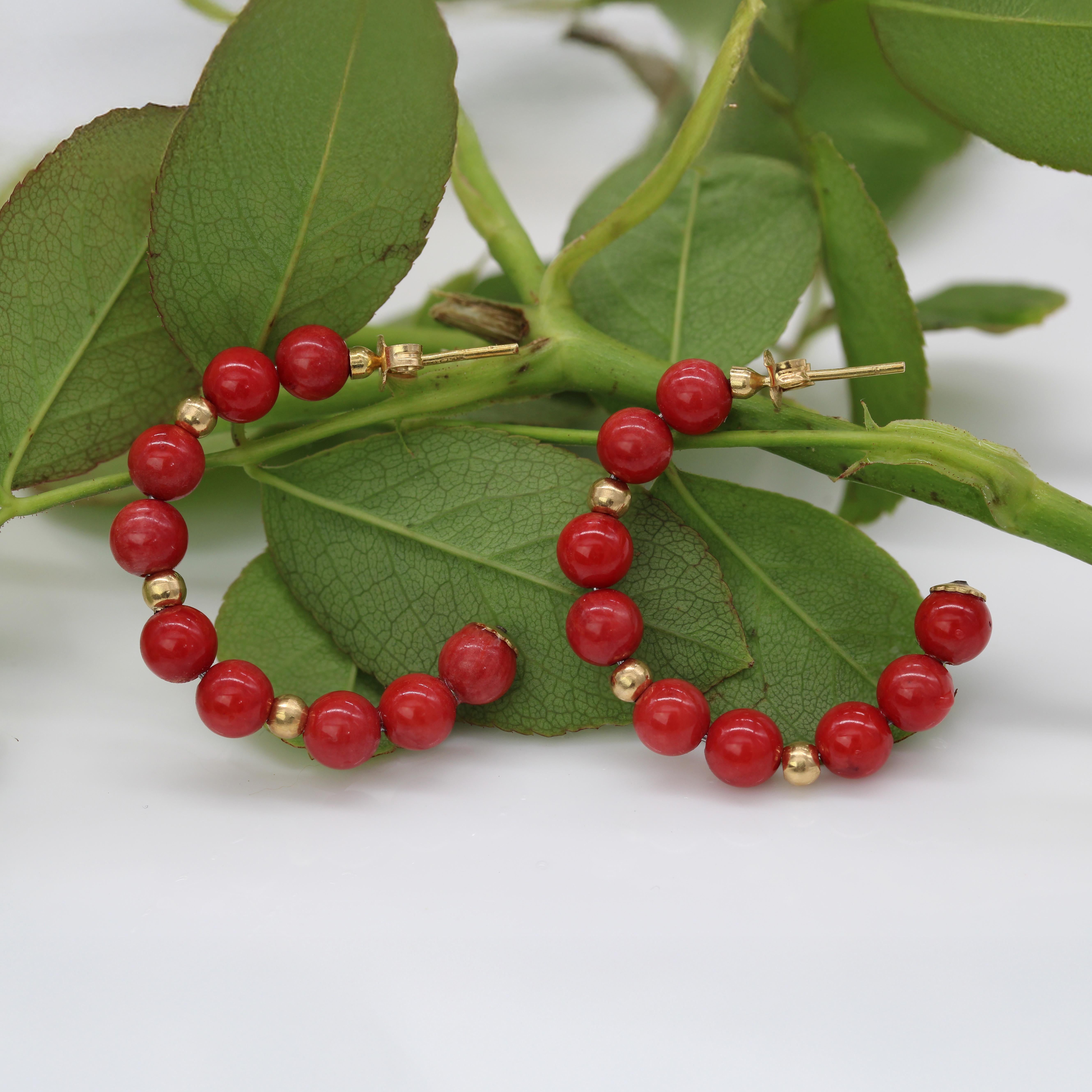 Pendientes de aro de oro amarillo de 18 quilates con cuentas de coral del siglo XX en venta 3