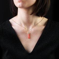 Pendentif en or jaune 18 carats du 20e siècle avec main de corail