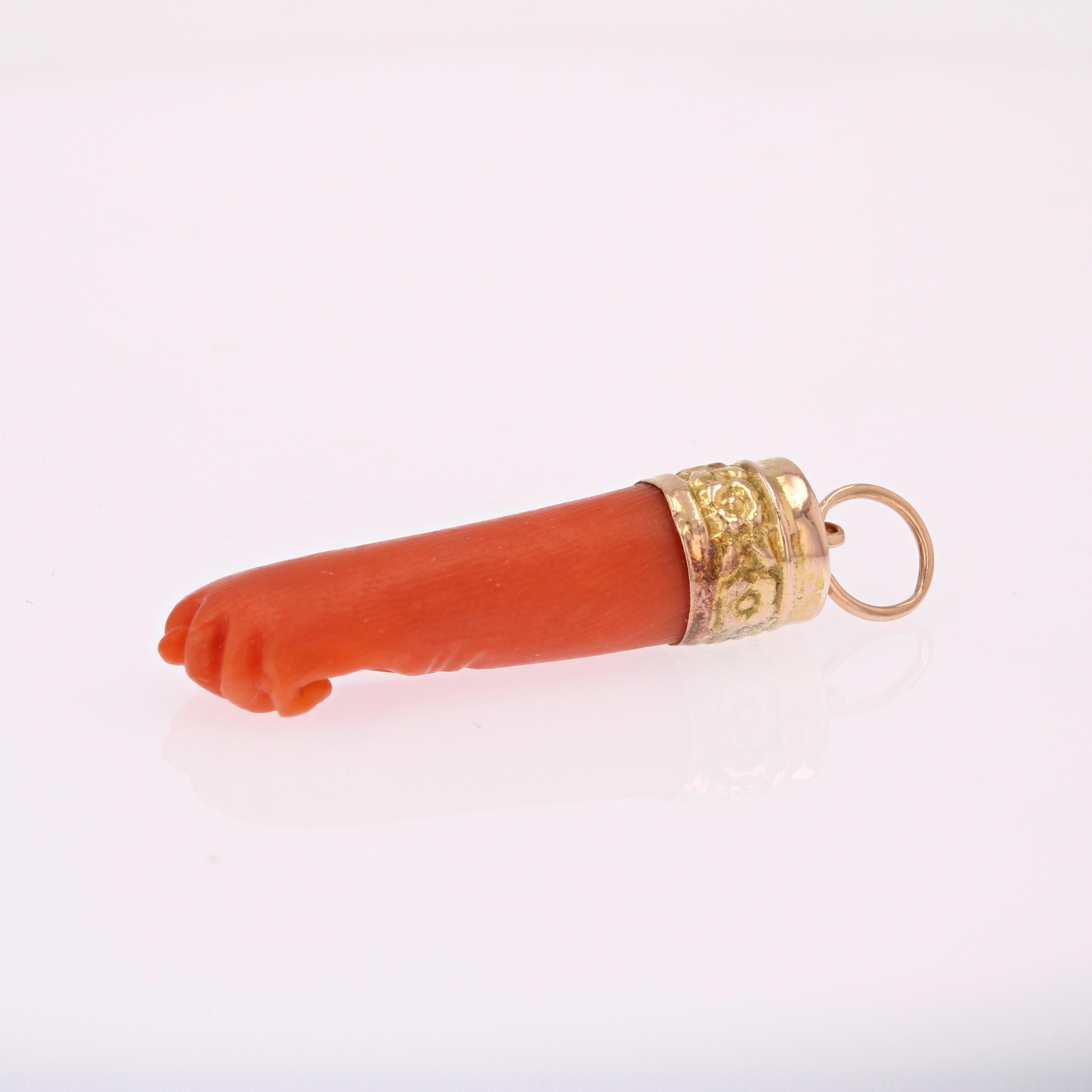 Belle Époque 20th Century Coral Hand 18 Karat Yellow Gold Pendant For Sale