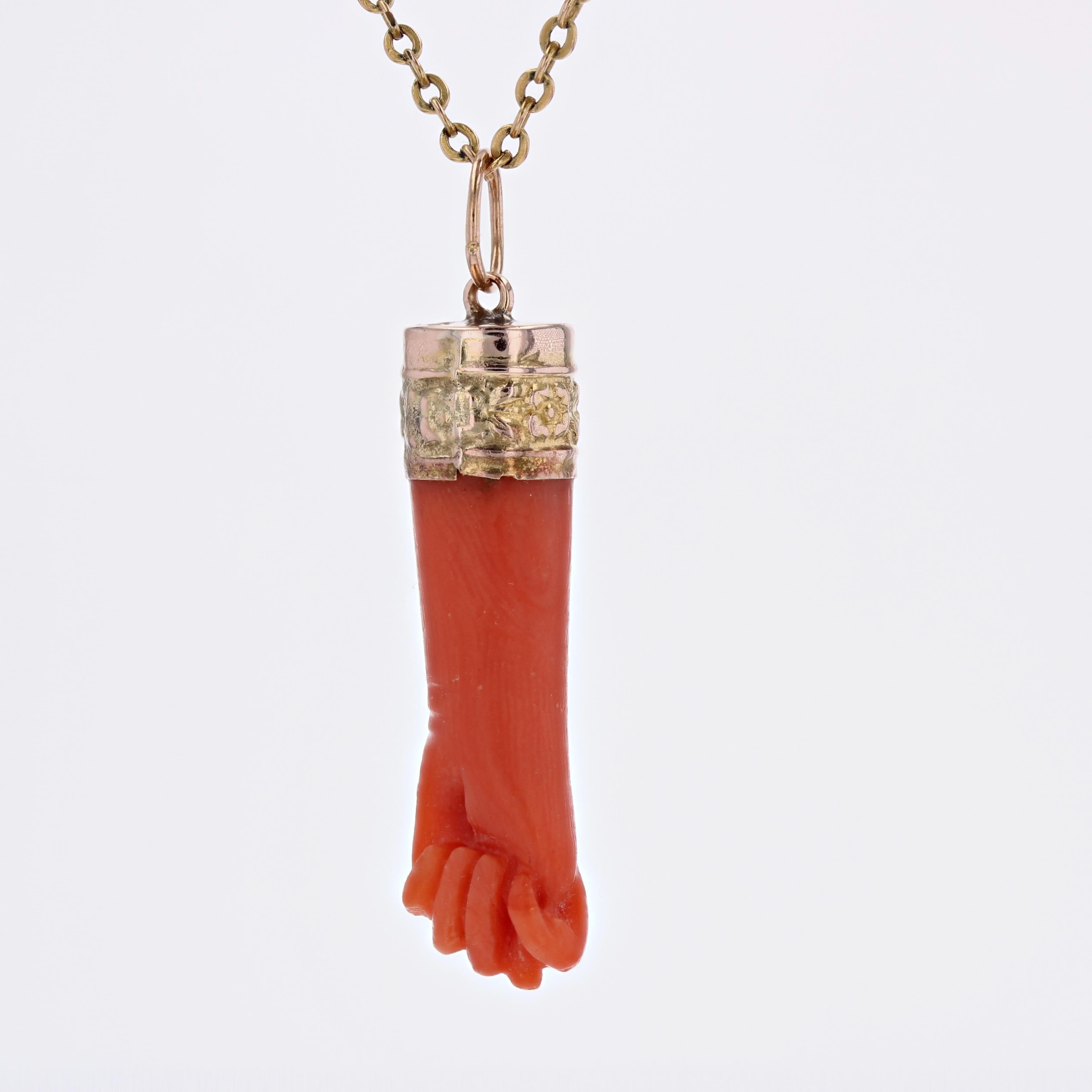 20th Century Coral Hand 18 Karat Yellow Gold Pendant In Good Condition For Sale In Poitiers, FR