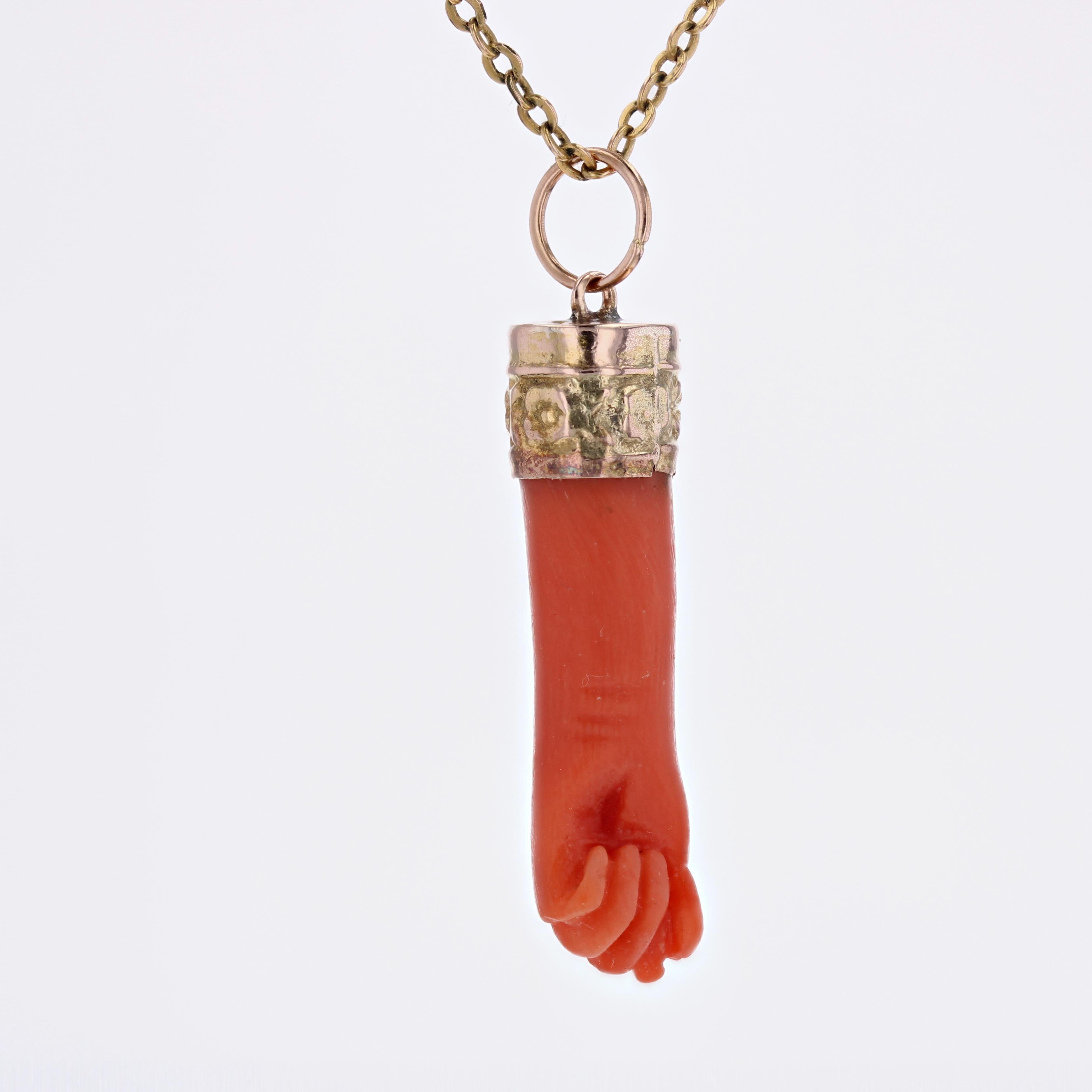 20th Century Coral Hand 18 Karat Yellow Gold Pendant For Sale 1