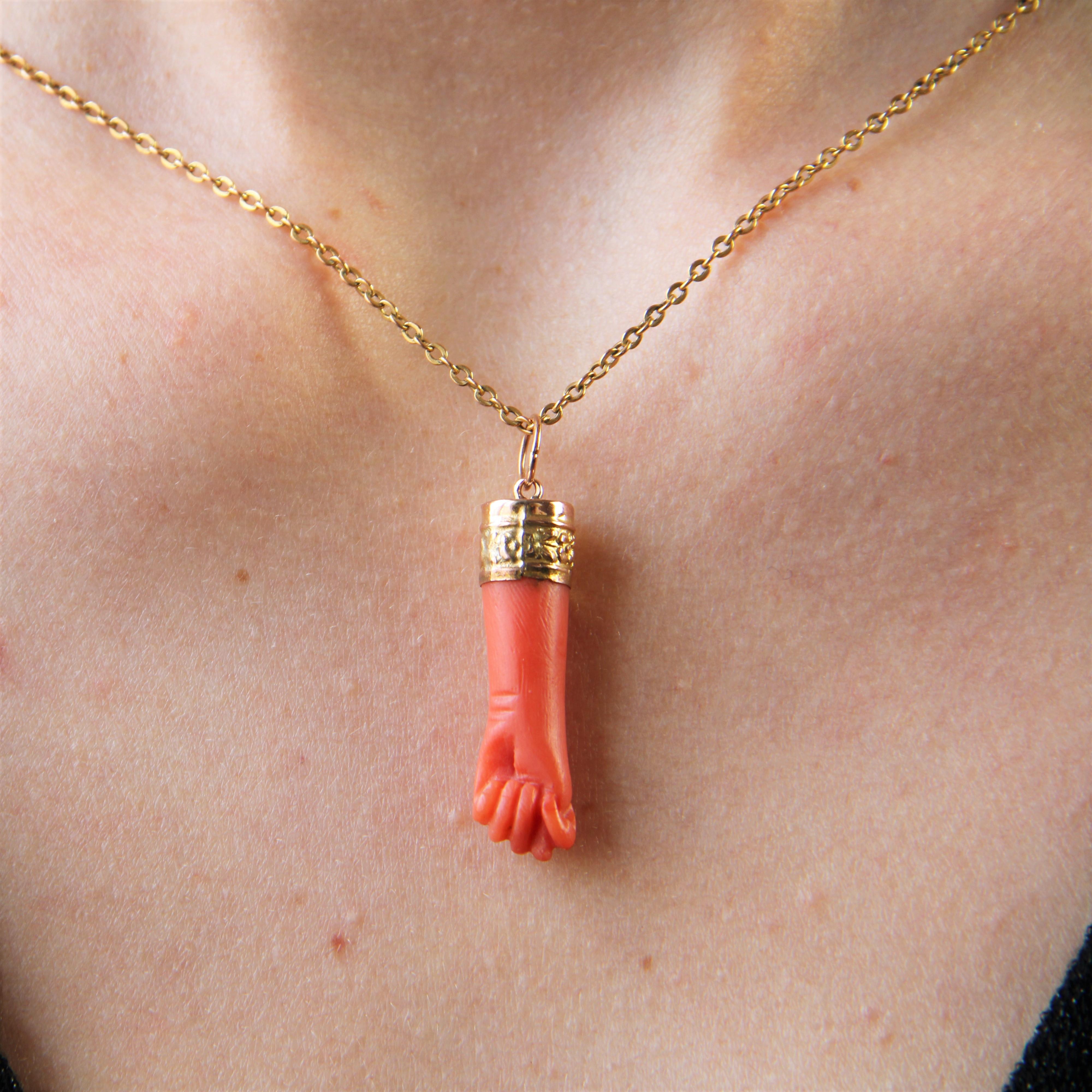 20th Century Coral Hand 18 Karat Yellow Gold Pendant For Sale 2