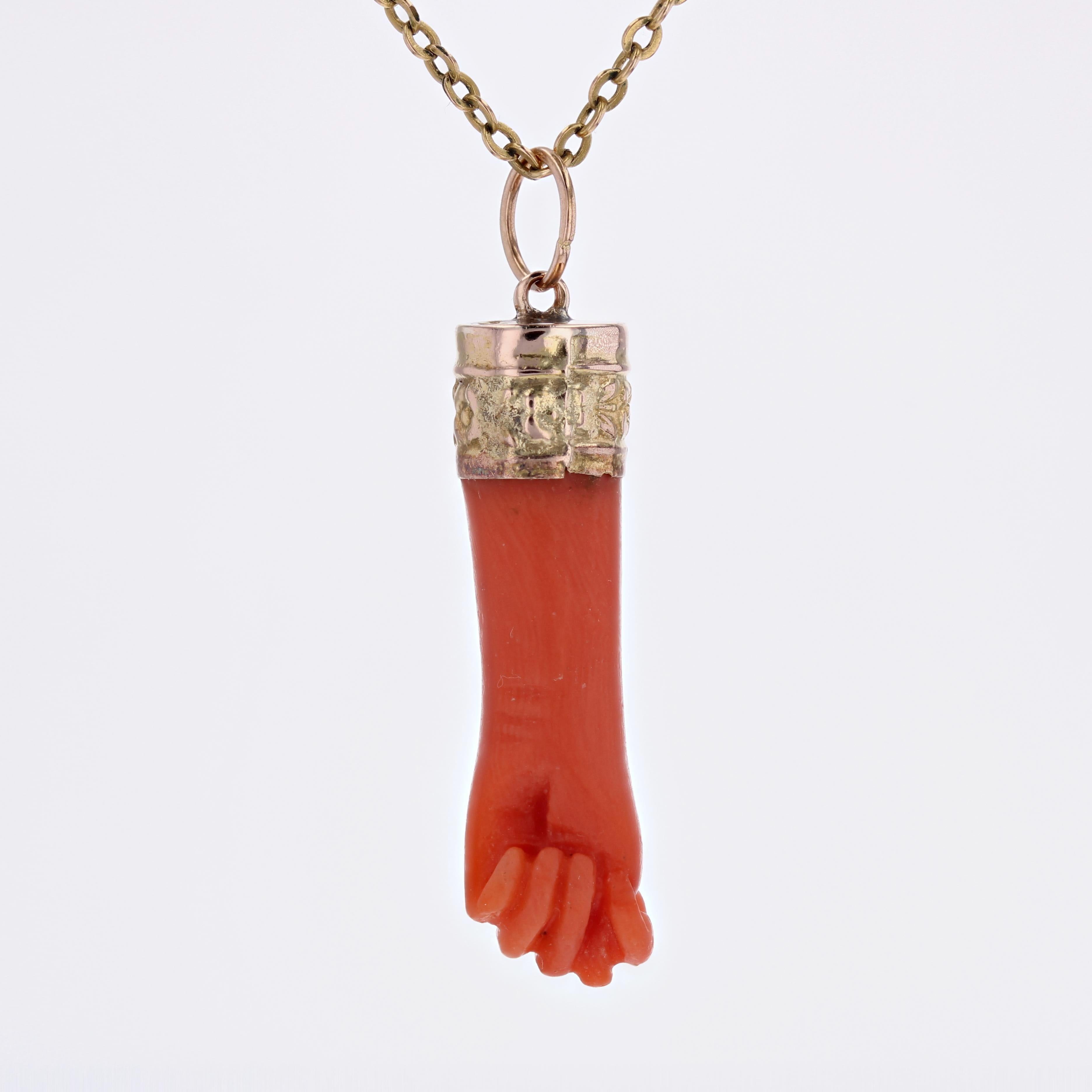 20th Century Coral Hand 18 Karat Yellow Gold Pendant For Sale 3