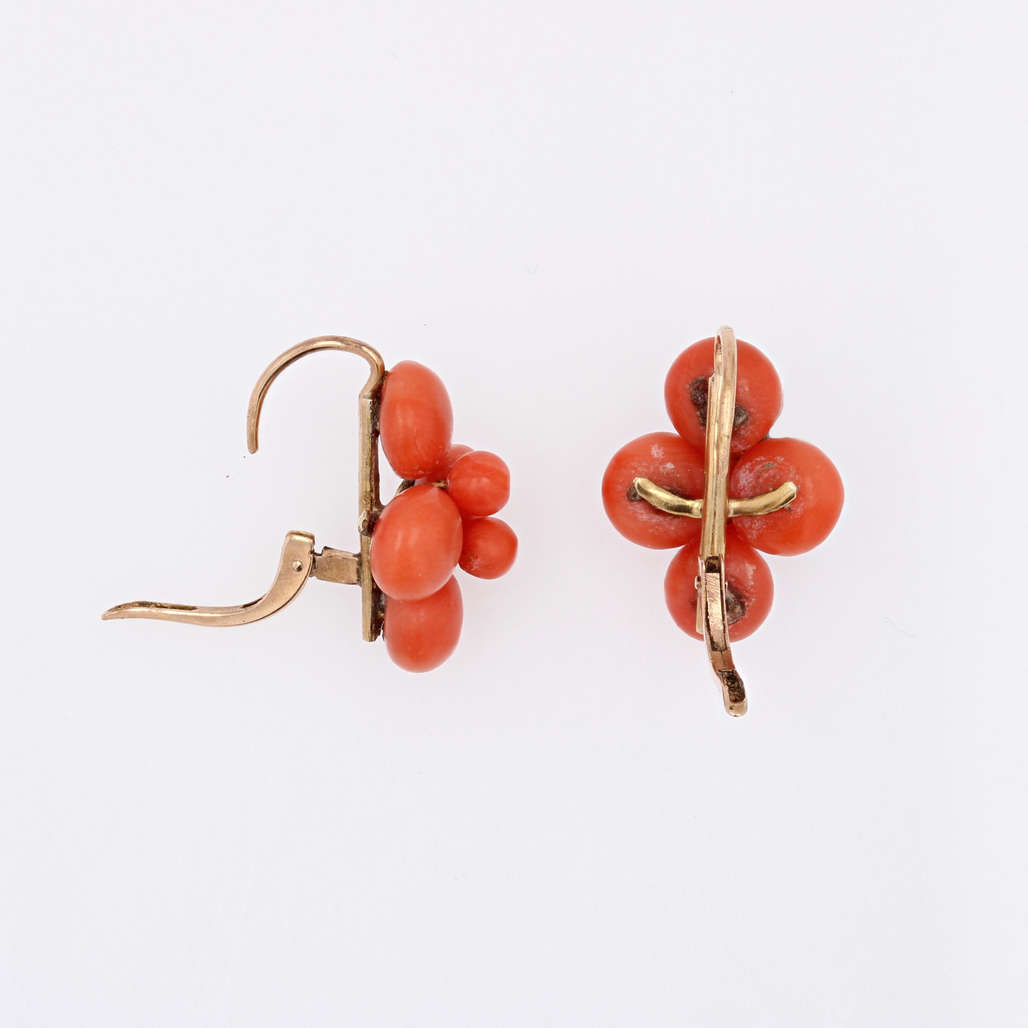 Korallenperlen-Ohrringe aus 18 Karat Gelbgold aus dem 20. Jahrhundert im Angebot 2