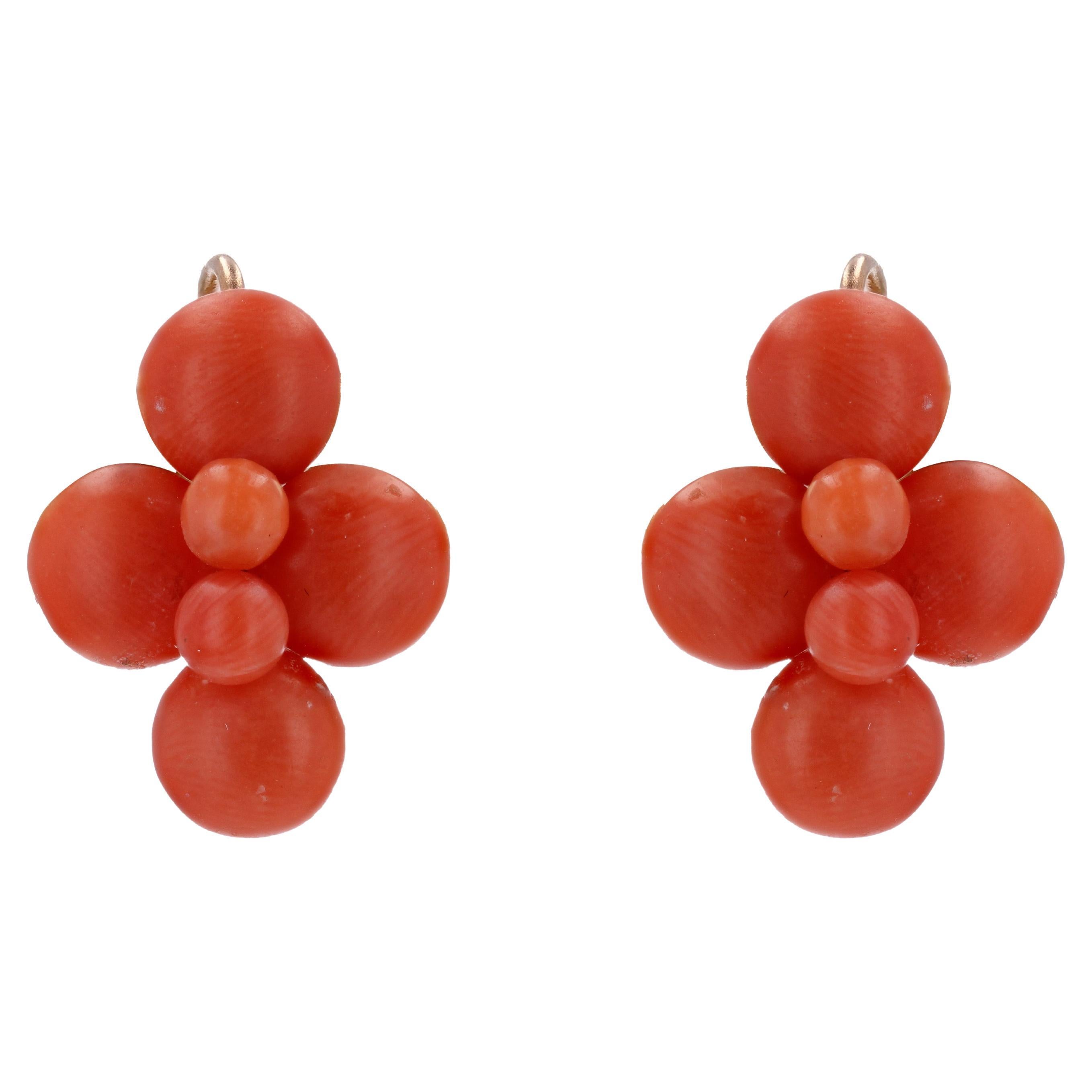 Korallenperlen-Ohrringe aus 18 Karat Gelbgold aus dem 20. Jahrhundert im Angebot