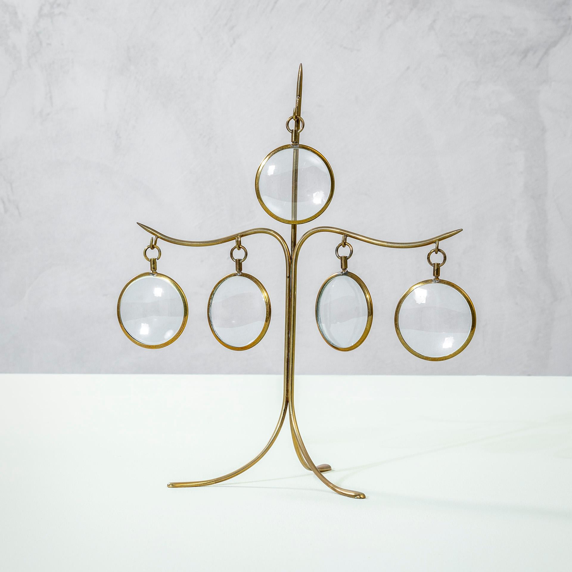 Fondée en 1947 par Luigi Caccia Dominioni, Ignazio Gardella et Corrado Corradi Dell'Acqua, la marque italienne Azucena s'est toujours distinguée par ses collections qui allient élégance formelle, luxe discret, esthétique pure et savoir-faire