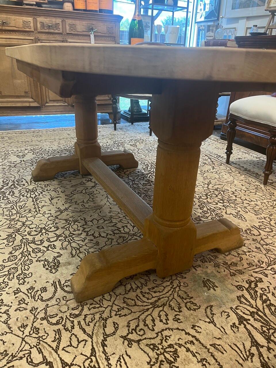 Mesa de comedor francesa de roble del siglo XX Francés en venta