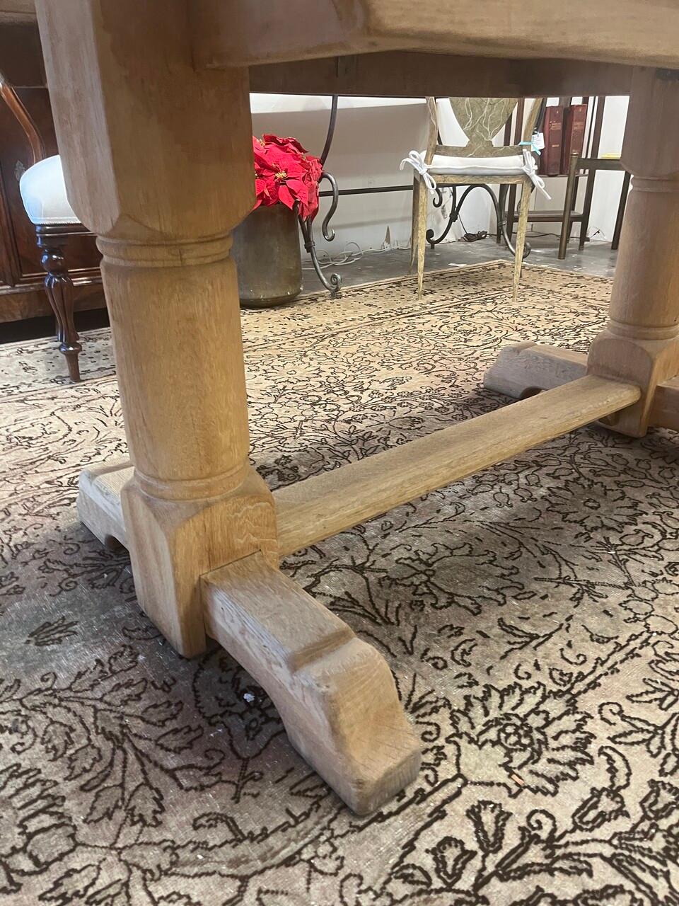 Mesa de comedor francesa de roble del siglo XX Hecho a mano en venta