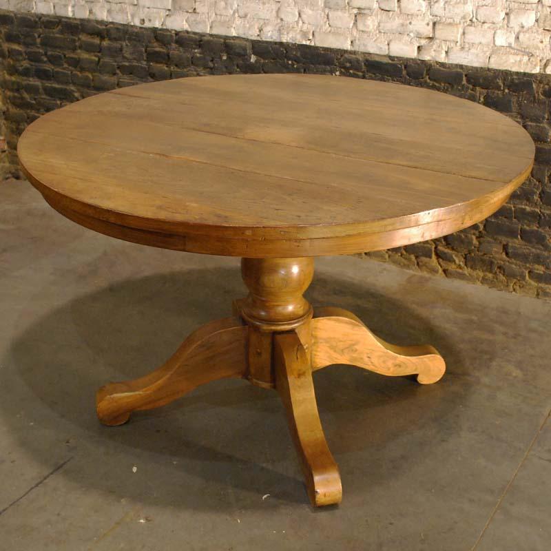 A beautiful country style round dining table on a baluster turned column with four splayed legs.
The rustic table is made in solid teak and has a warm semi-gloss honey color. The table stands on four legs that guarantee stability more than three
