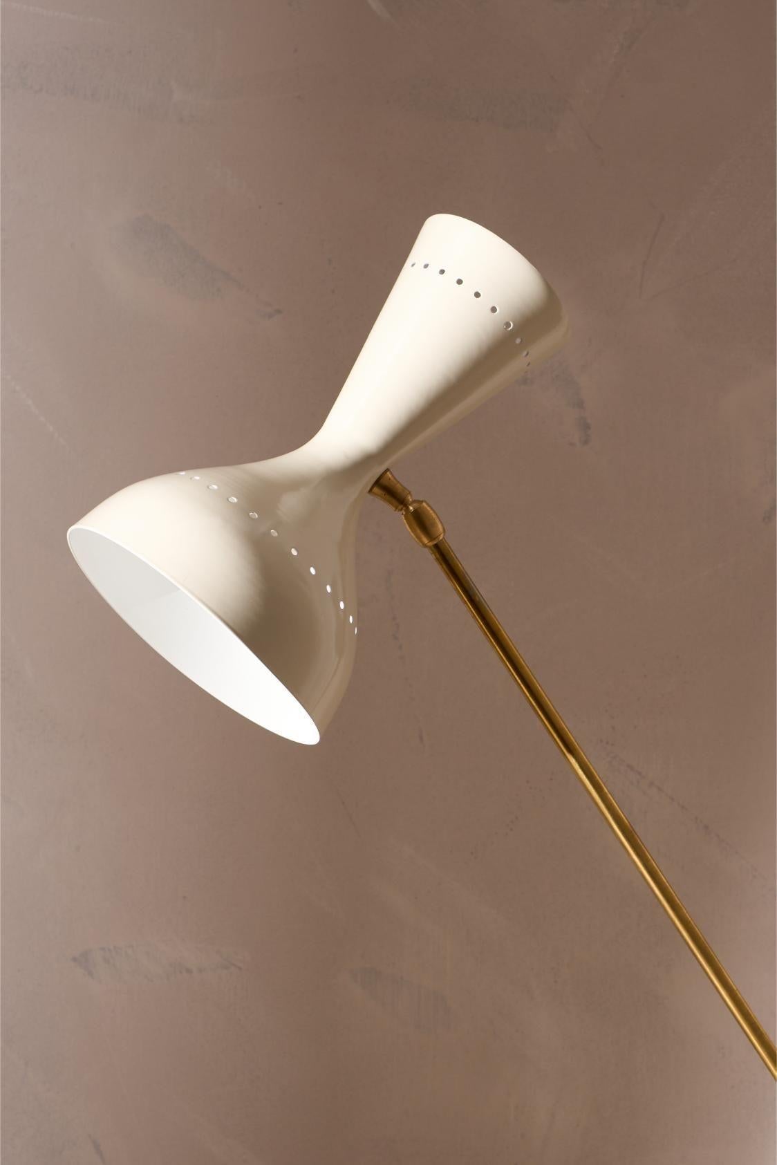 Voici une fabuleuse lampe de table italienne en laiton et crème du 20e siècle, d'après l'original de Stilnovo. L'état est très propre et la teinte émaillée crème est magnifique. Le contrepoids est une sphère en marbre et la jambe en laiton s'ajuste