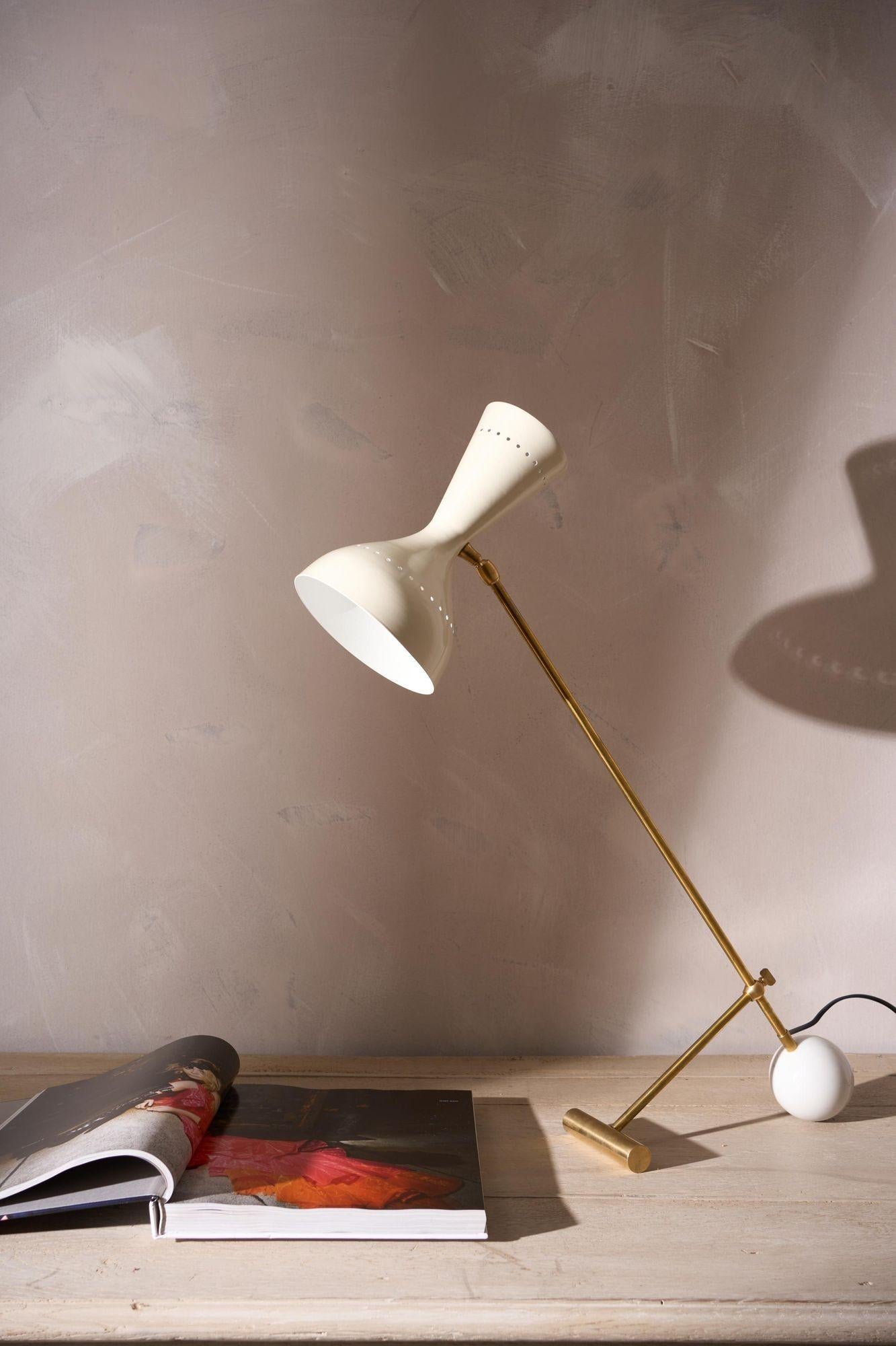 20ième siècle 20e siècle Lampe de table en crème et laiton d'après Stilnovo en vente