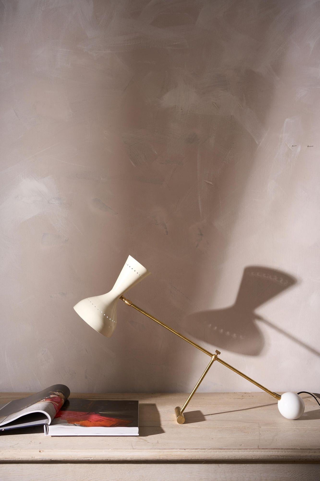 Laiton 20e siècle Lampe de table en crème et laiton d'après Stilnovo en vente