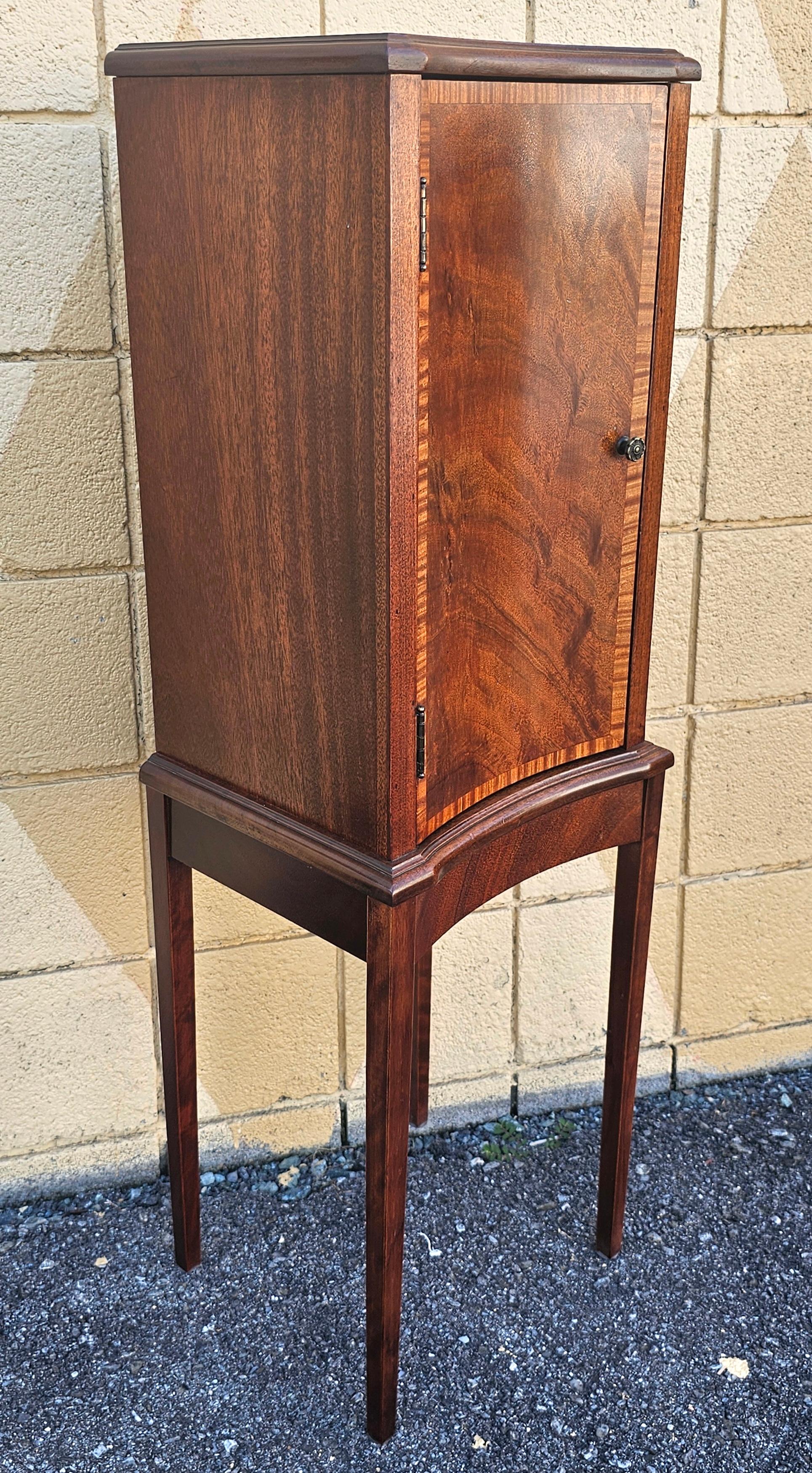 Armadietti laterali in mogano intarsiato a fasce incrociate del XX secolo, coppia di piedistalli in vendita 3