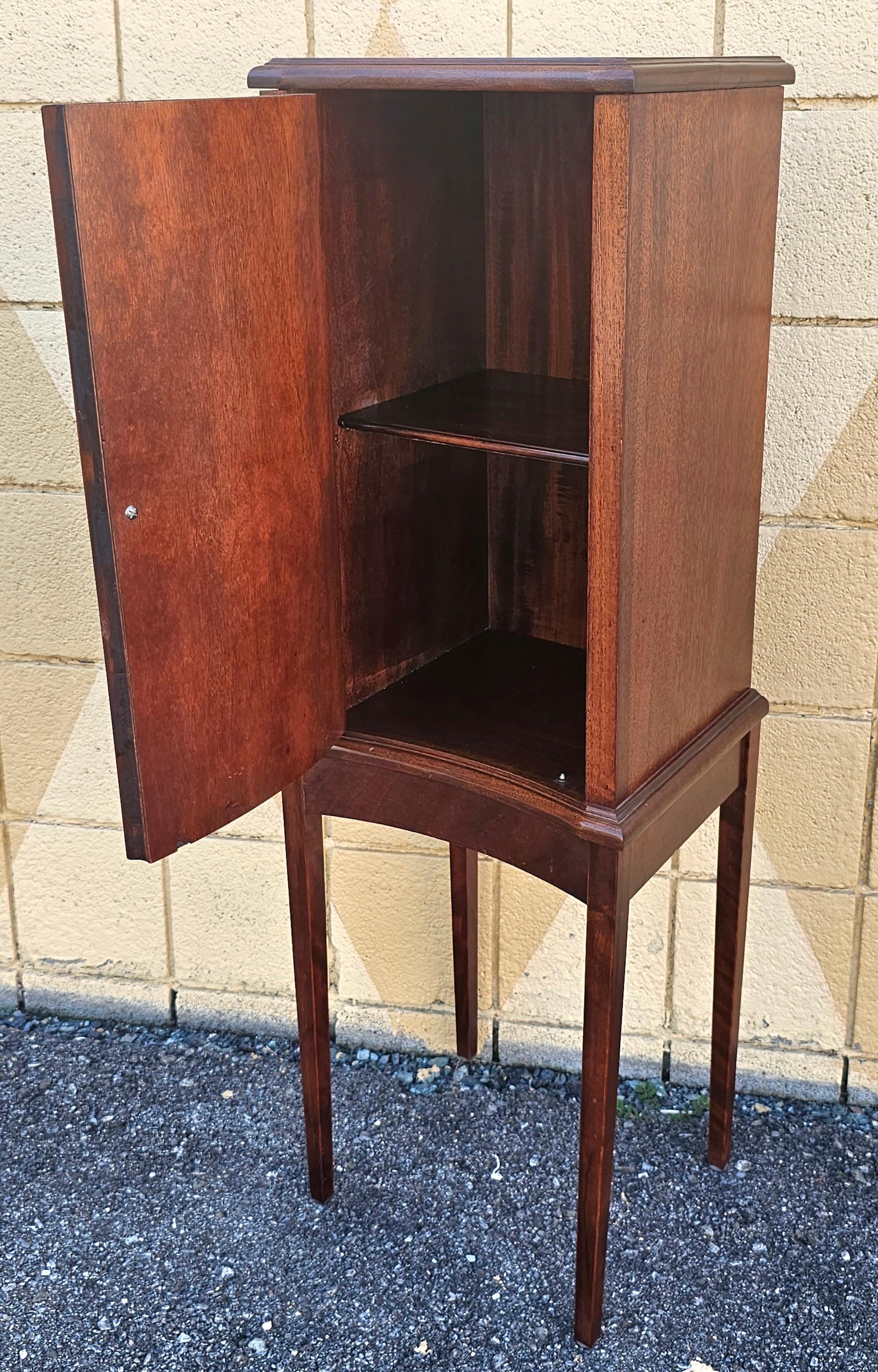 Armadietti laterali in mogano intarsiato a fasce incrociate del XX secolo, coppia di piedistalli in vendita 4