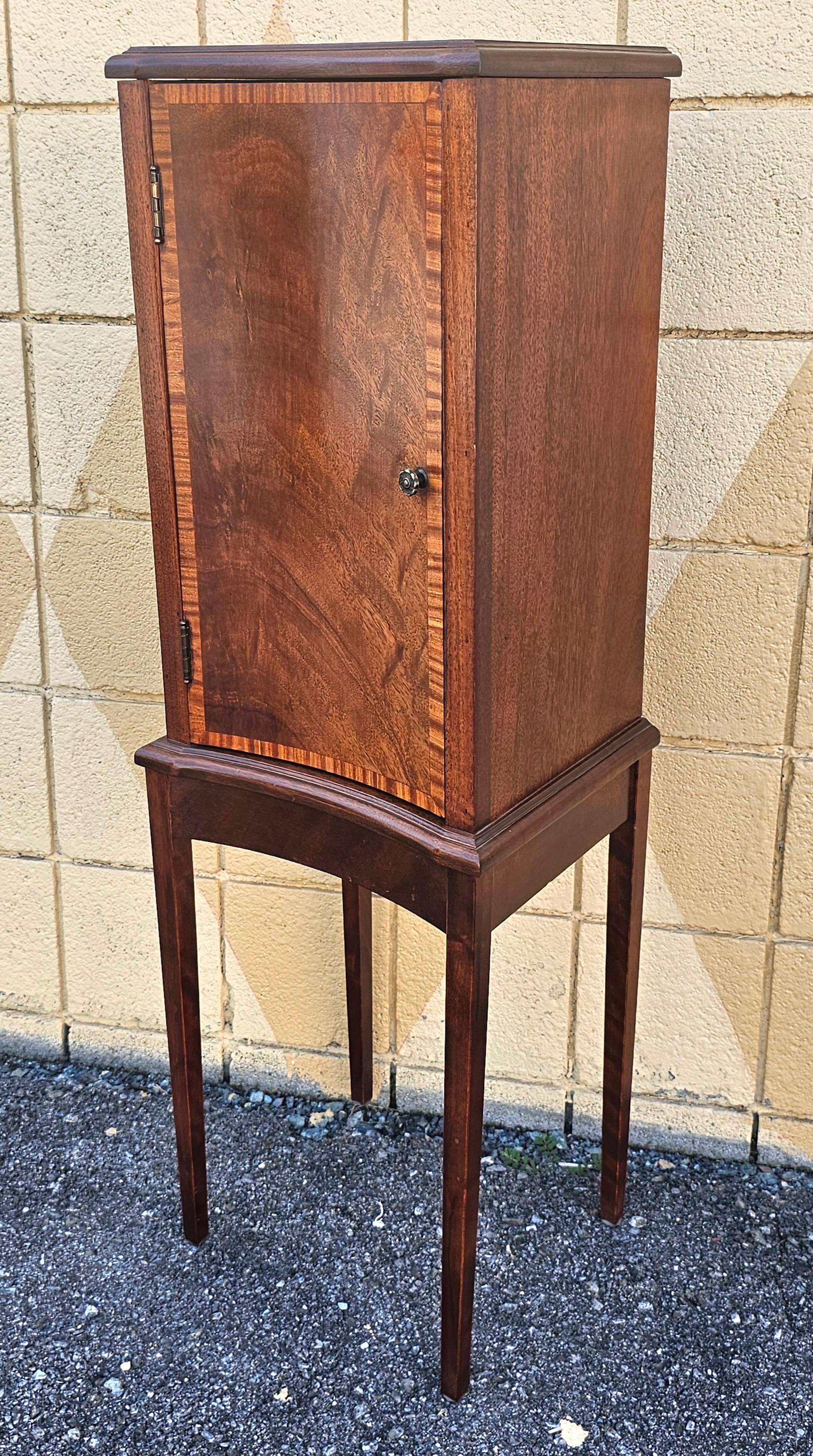 Armadietti laterali in mogano intarsiato a fasce incrociate del XX secolo, coppia di piedistalli in vendita 5