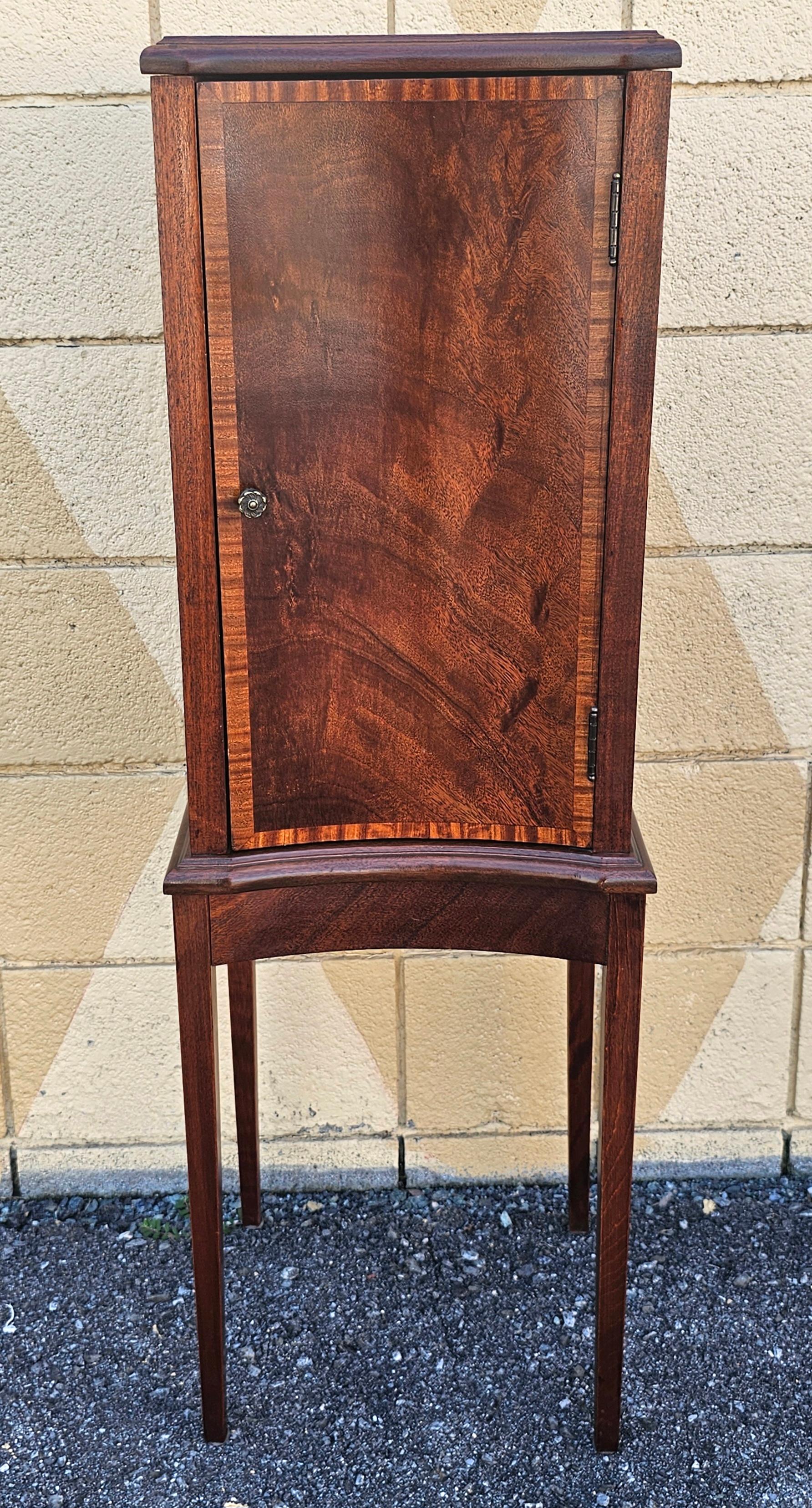 Armadietti laterali in mogano intarsiato a fasce incrociate del XX secolo, coppia di piedistalli in vendita 6