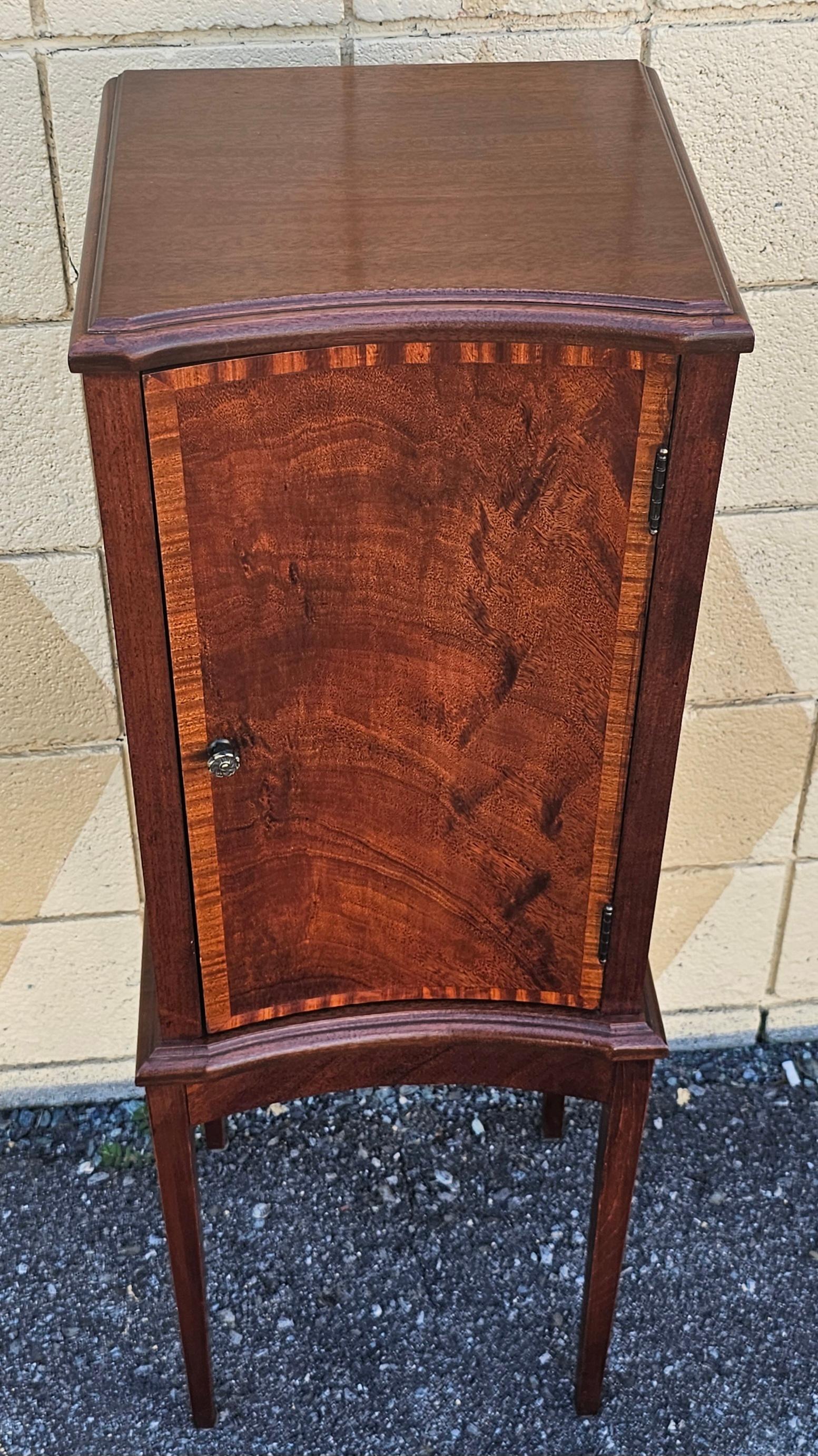 Armadietti laterali in mogano intarsiato a fasce incrociate del XX secolo, coppia di piedistalli in vendita 7