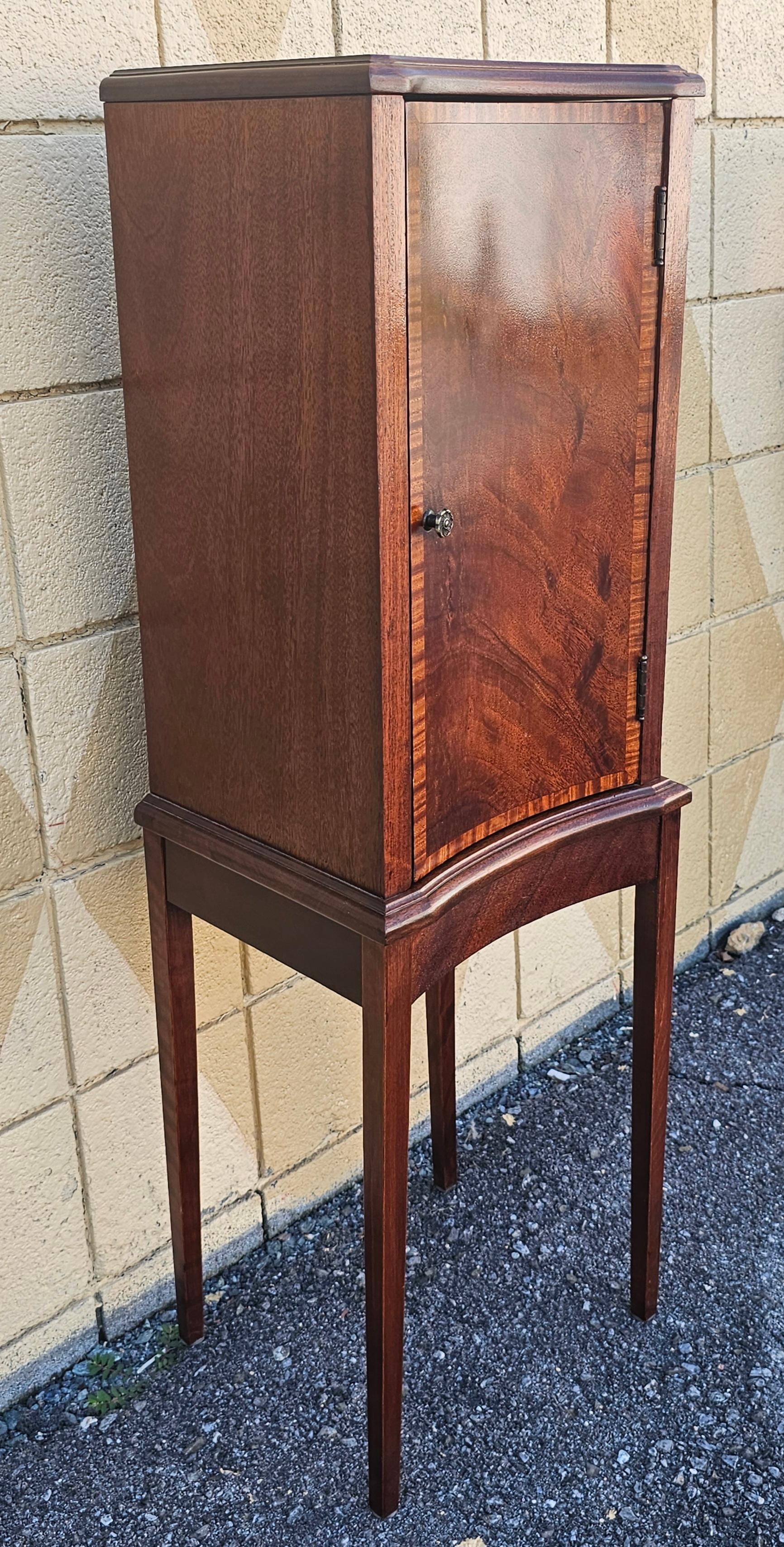 Armadietti laterali in mogano intarsiato a fasce incrociate del XX secolo, coppia di piedistalli in vendita 8