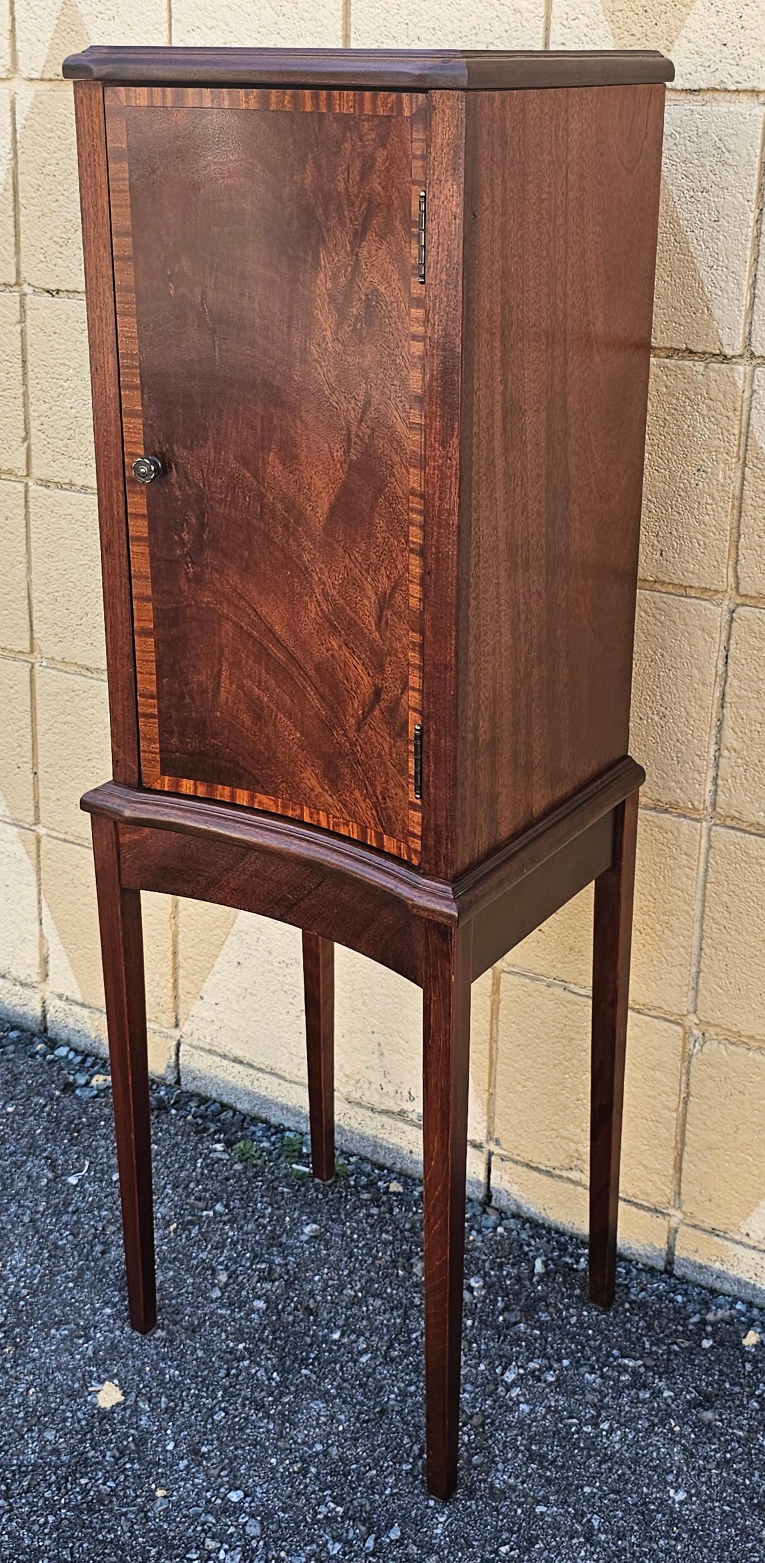 Armadietti laterali in mogano intarsiato a fasce incrociate del XX secolo, coppia di piedistalli in vendita 9