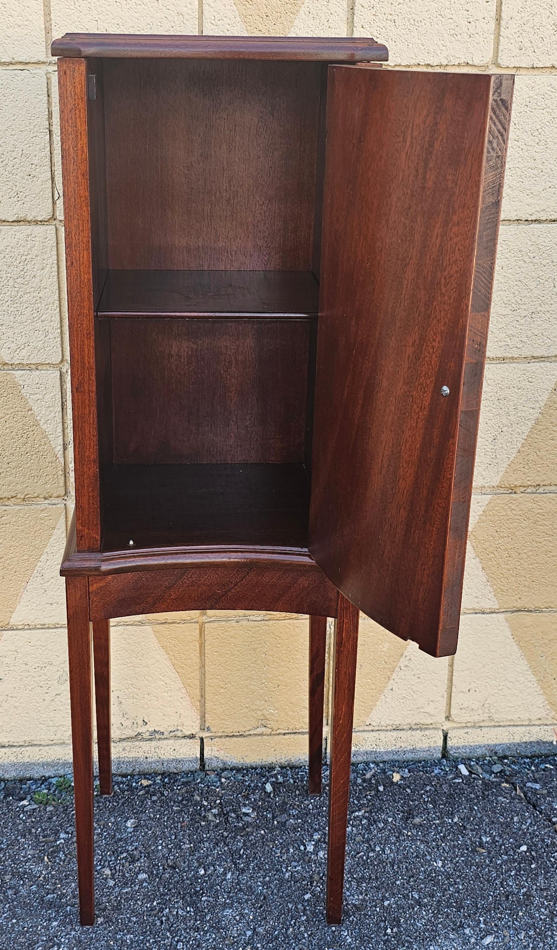 Armadietti laterali in mogano intarsiato a fasce incrociate del XX secolo, coppia di piedistalli in vendita 10