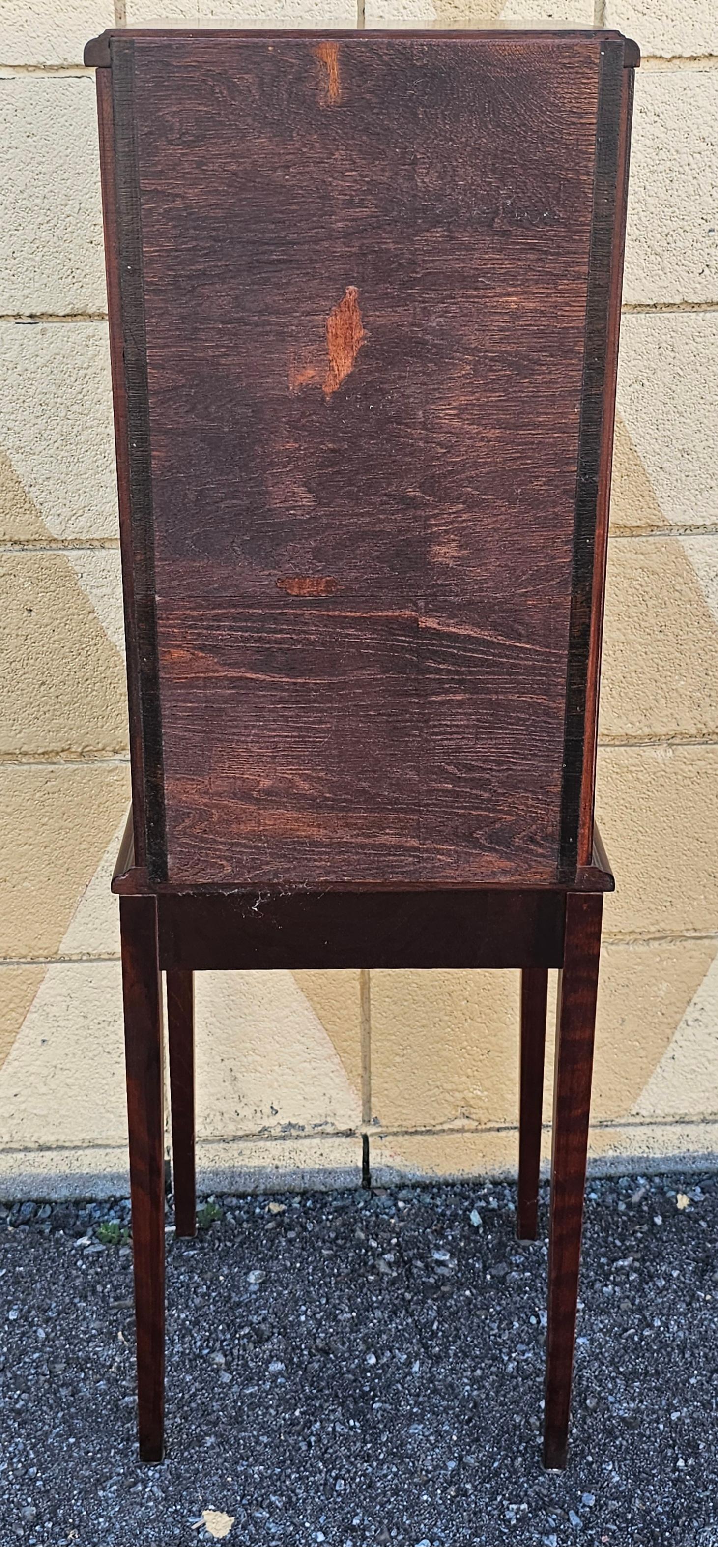 Armadietti laterali in mogano intarsiato a fasce incrociate del XX secolo, coppia di piedistalli in vendita 11