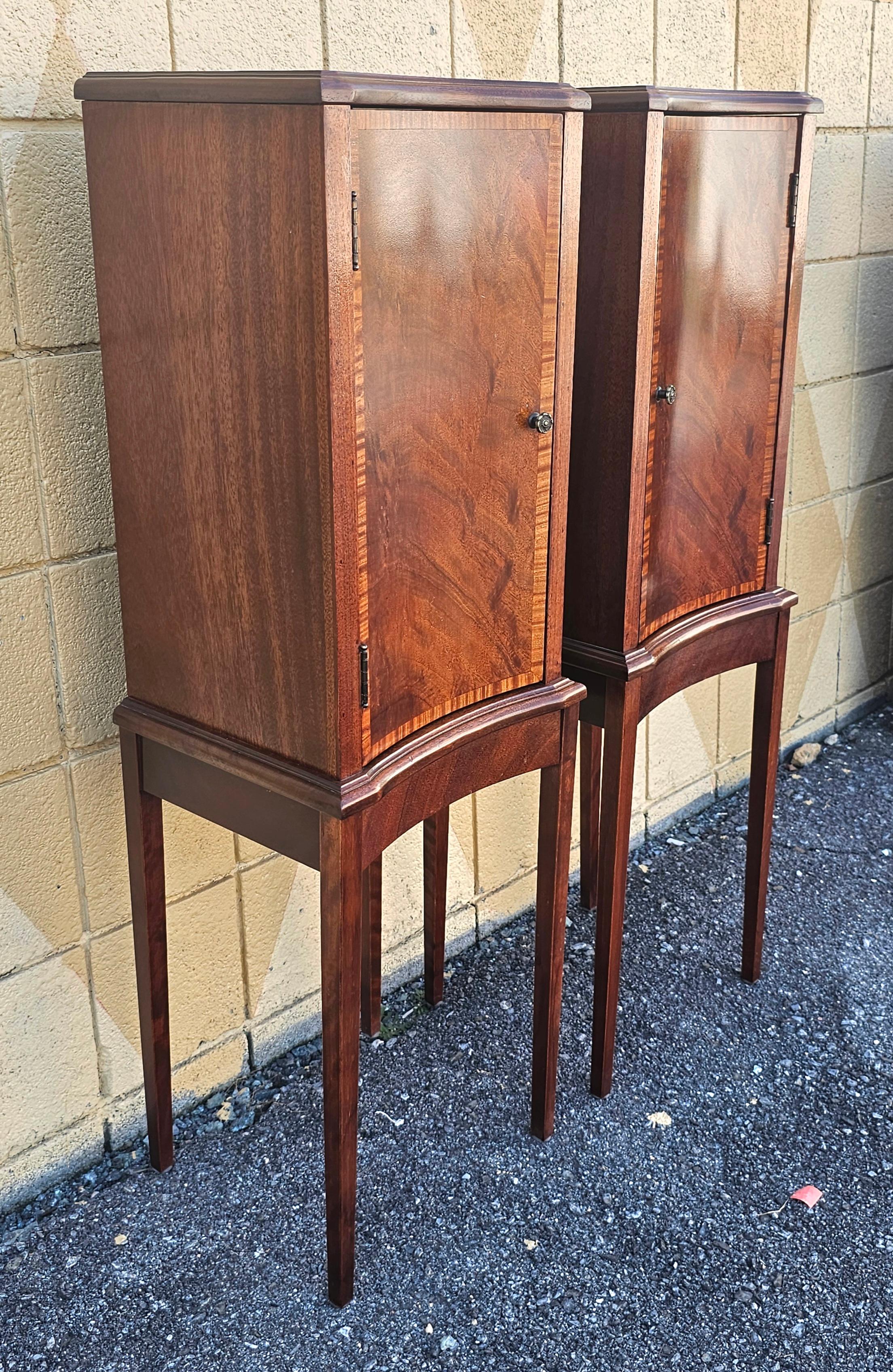 Georgiano Armadietti laterali in mogano intarsiato a fasce incrociate del XX secolo, coppia di piedistalli in vendita
