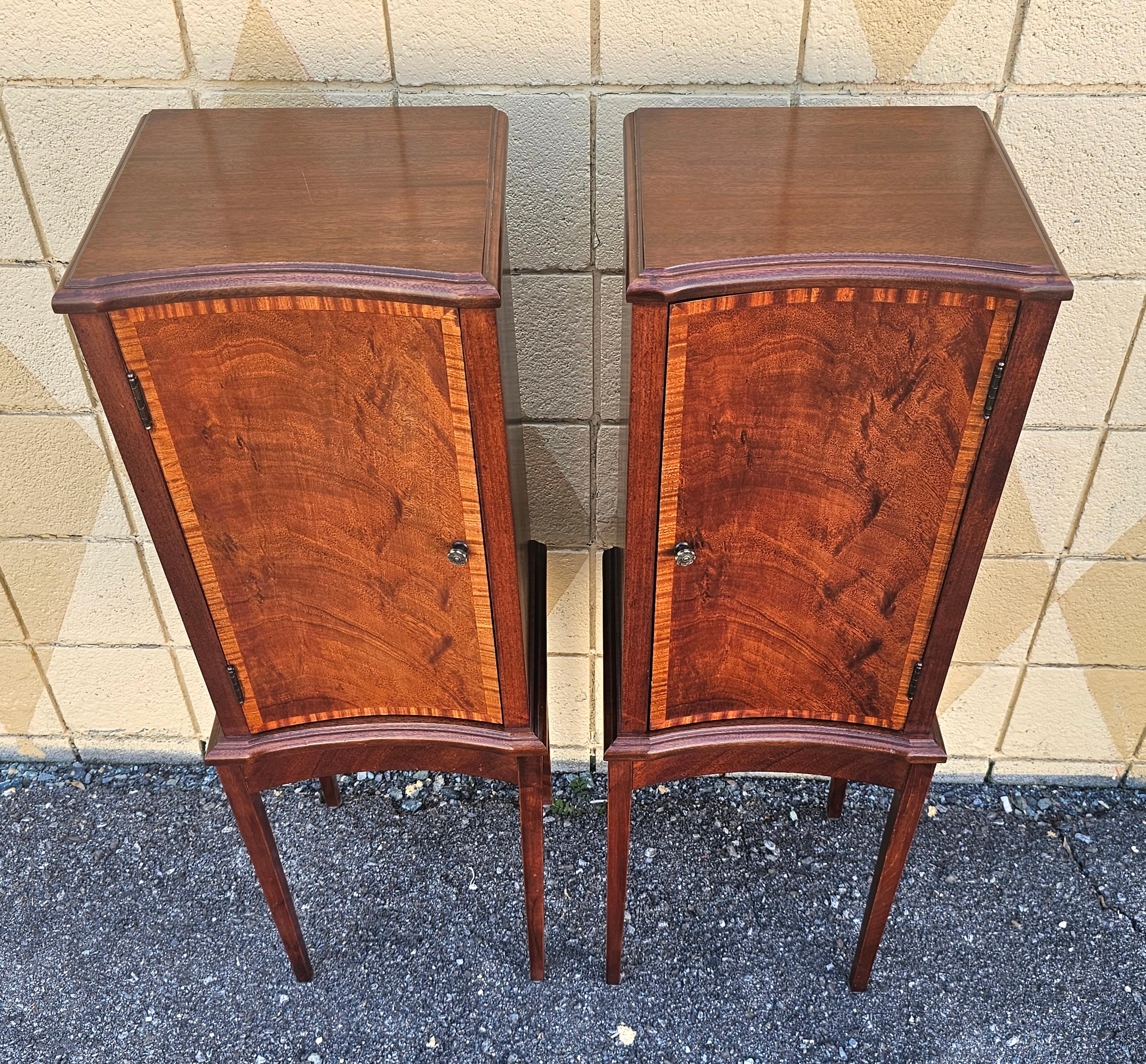 Americano Armadietti laterali in mogano intarsiato a fasce incrociate del XX secolo, coppia di piedistalli in vendita