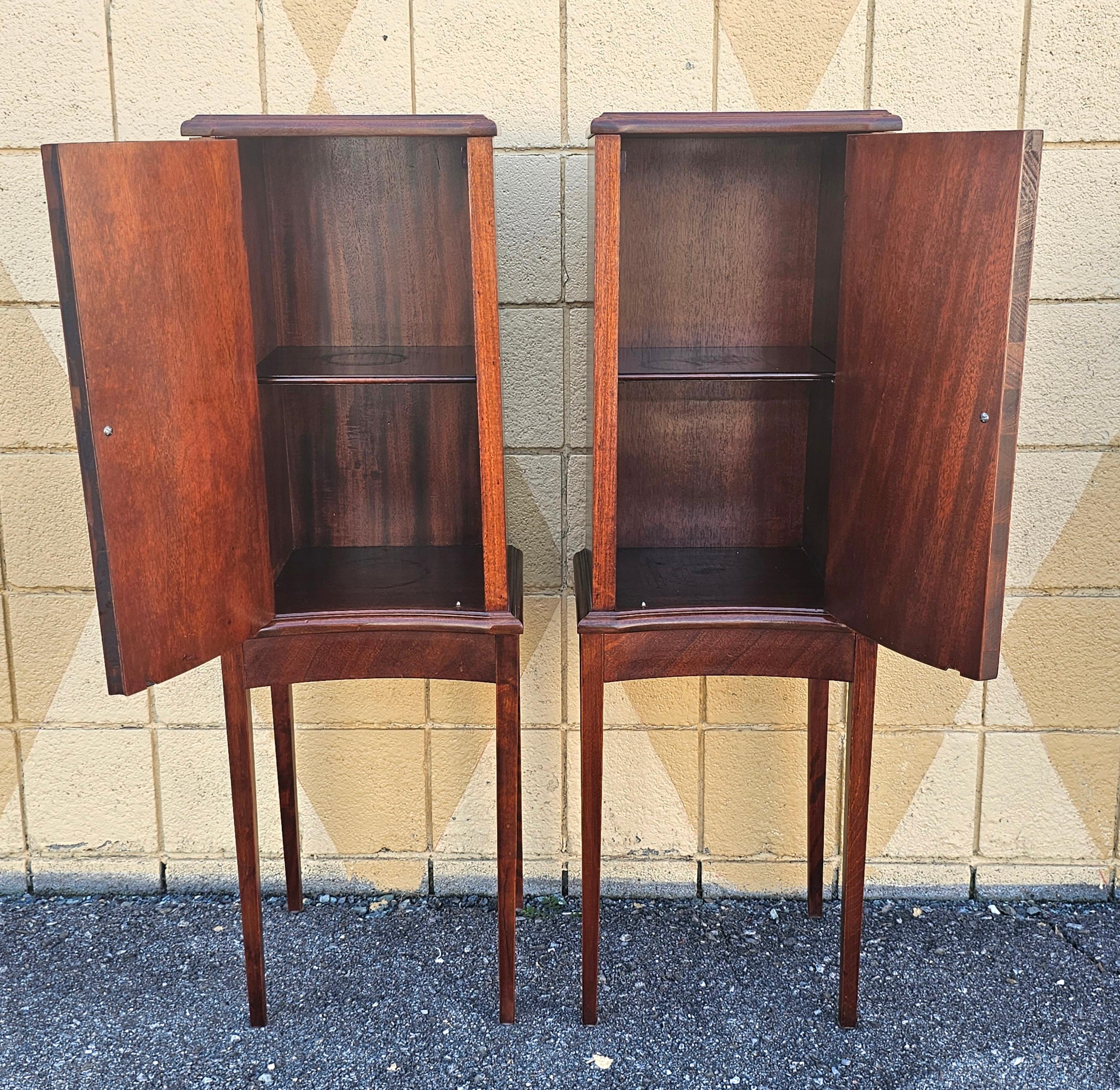 Intarsio Armadietti laterali in mogano intarsiato a fasce incrociate del XX secolo, coppia di piedistalli in vendita