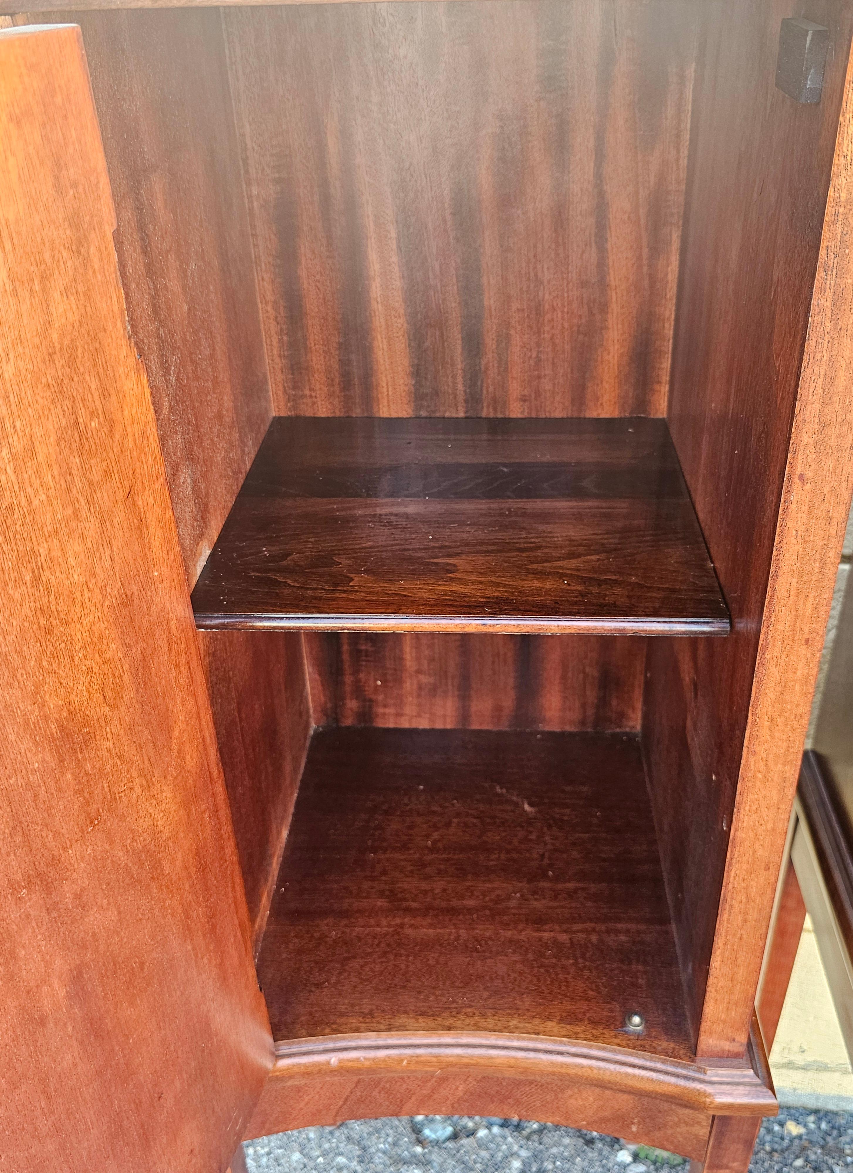 Armadietti laterali in mogano intarsiato a fasce incrociate del XX secolo, coppia di piedistalli In condizioni buone in vendita a Germantown, MD