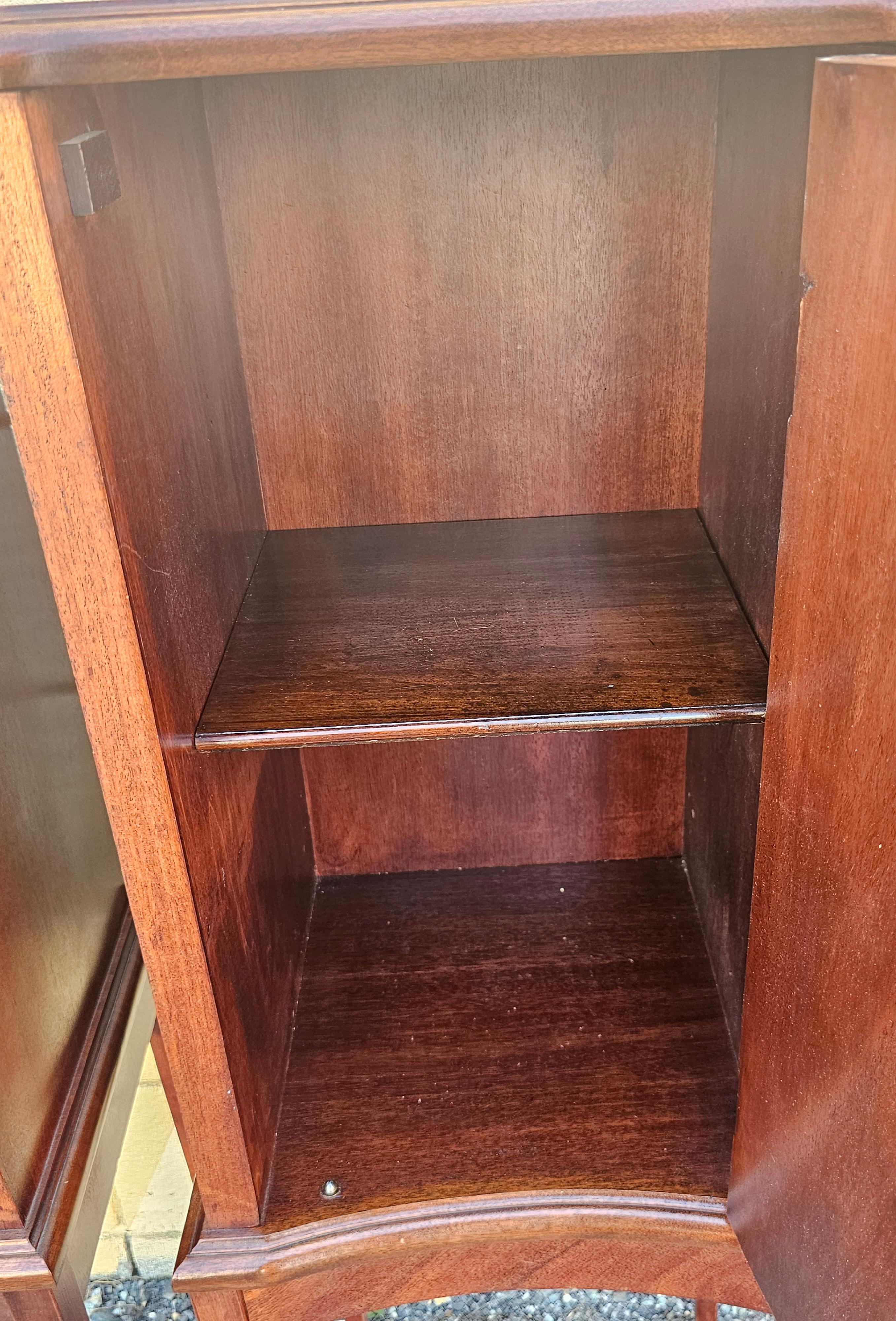 Legno massiccio Armadietti laterali in mogano intarsiato a fasce incrociate del XX secolo, coppia di piedistalli in vendita