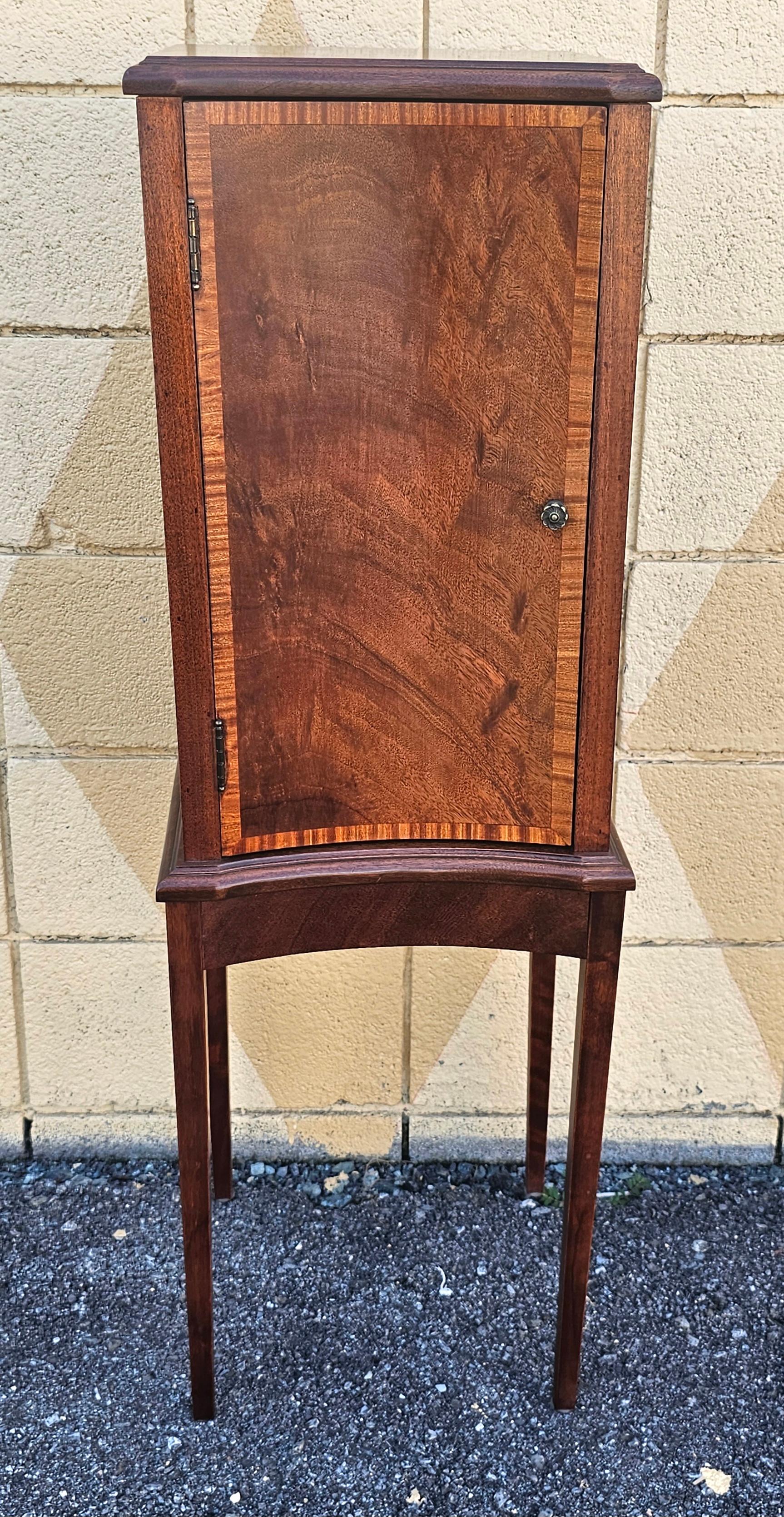 Armadietti laterali in mogano intarsiato a fasce incrociate del XX secolo, coppia di piedistalli in vendita 1