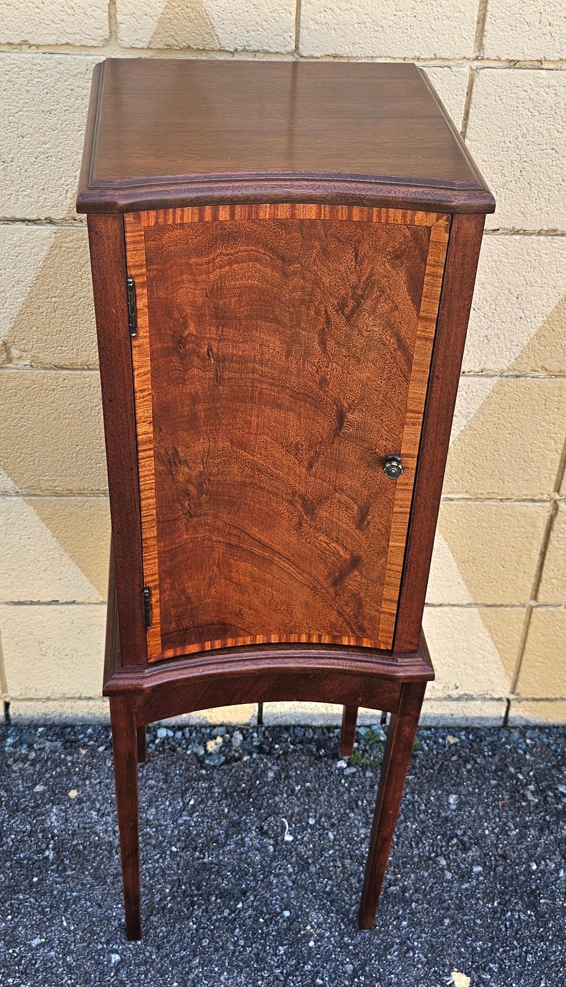 Armadietti laterali in mogano intarsiato a fasce incrociate del XX secolo, coppia di piedistalli in vendita 2