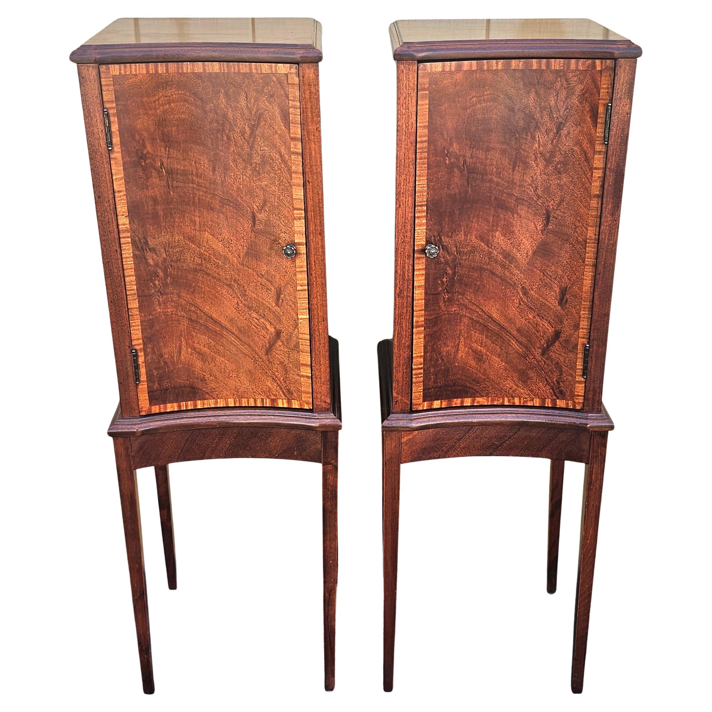 Armadietti laterali in mogano intarsiato a fasce incrociate del XX secolo, coppia di piedistalli