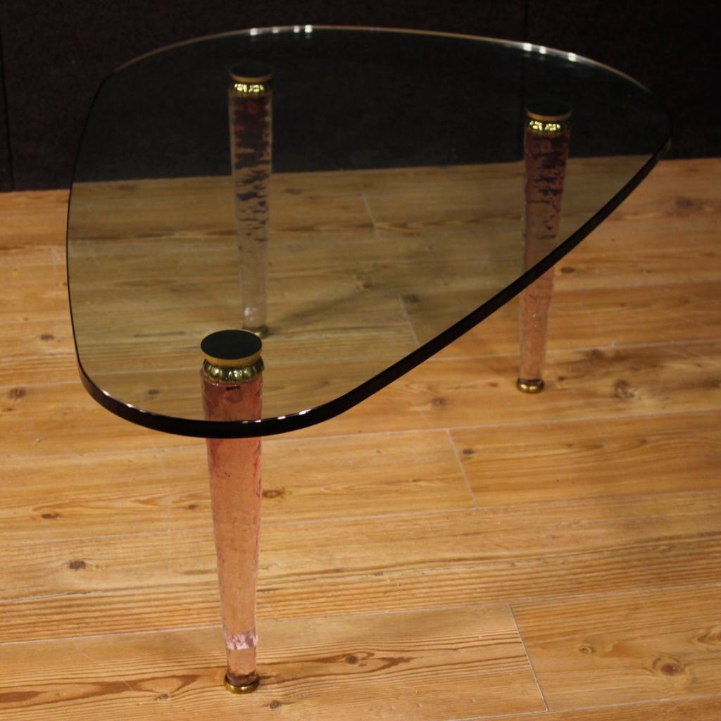 Italian design coffee table from the 1960s. Furniture of fabulous line and construction in crystal and golden brass. Coffee table with glass top 2 cm thick, of excellent size and service. Furniture supported by three legs in crystal with feet and