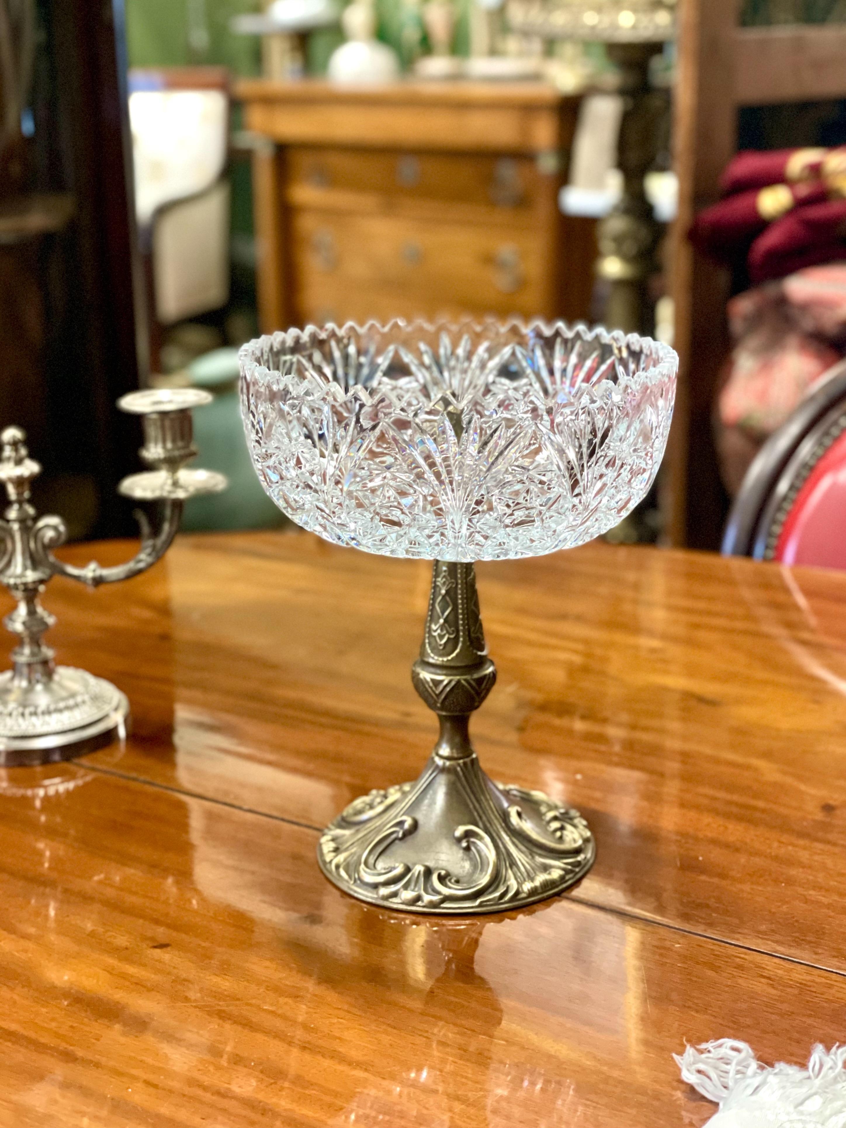 Cuenco de cristal del siglo XX sobre pedestal de latón dorado en venta 4