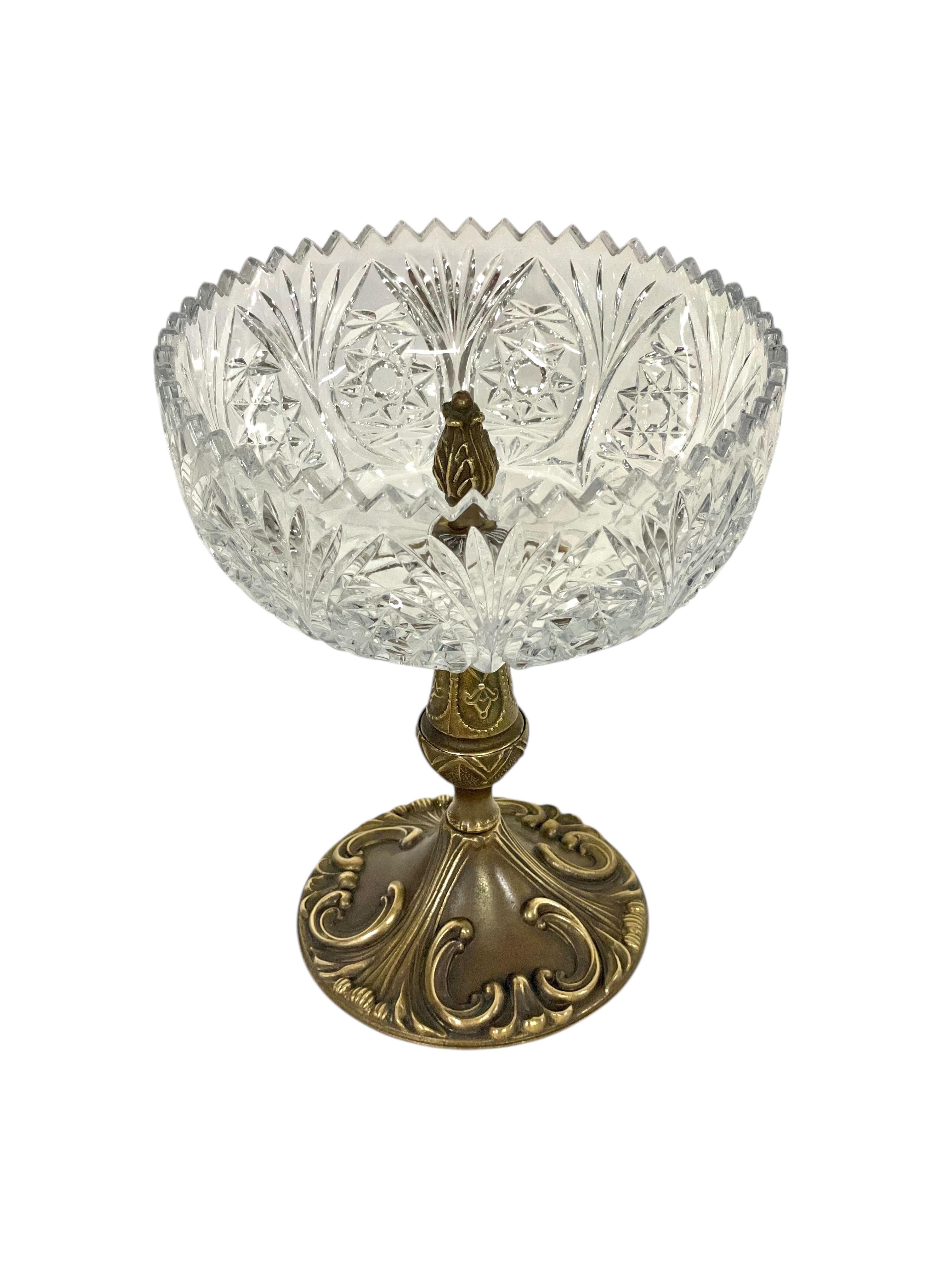 Cuenco de cristal del siglo XX sobre pedestal de latón dorado Francés en venta