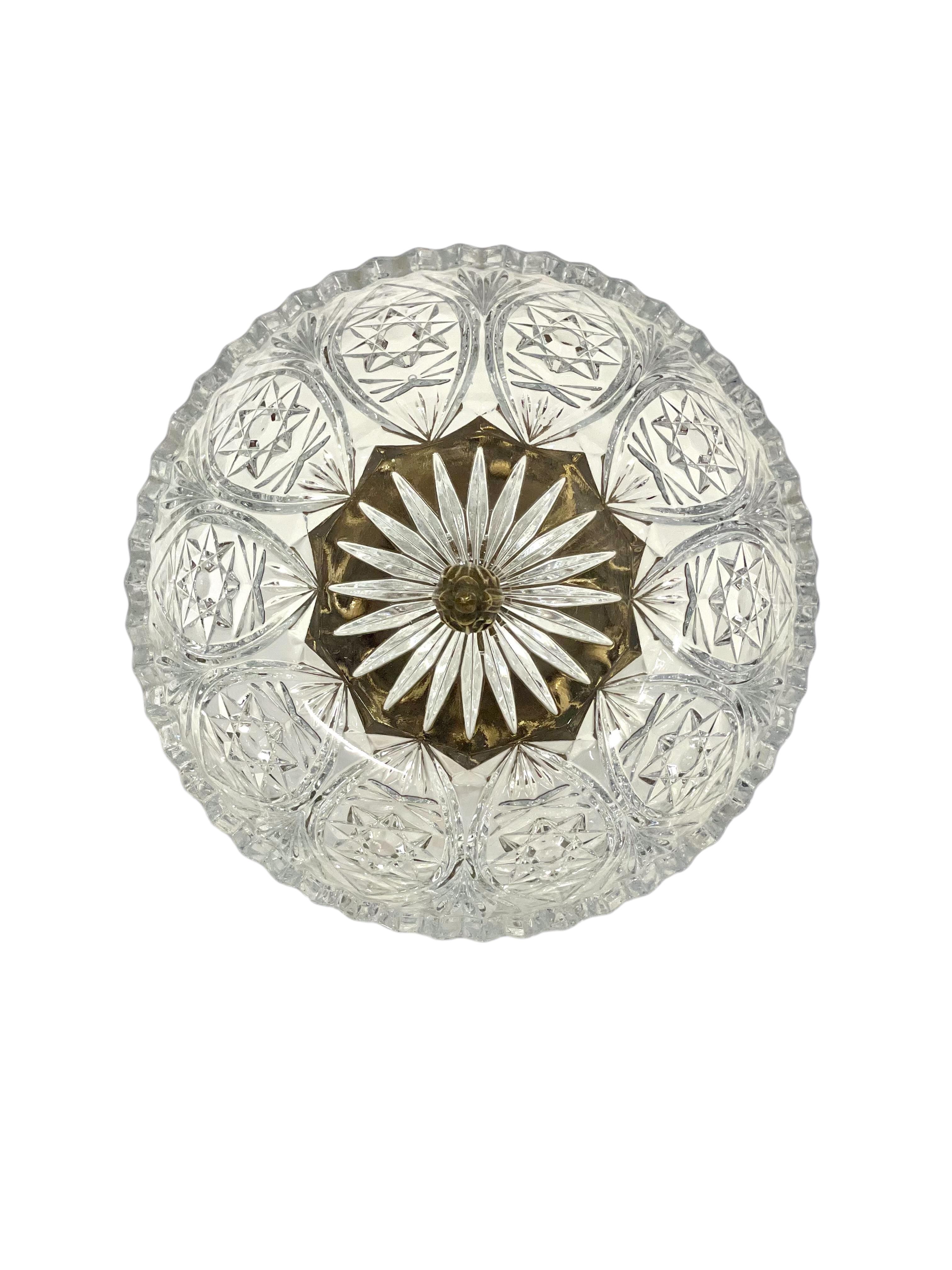 Cuenco de cristal del siglo XX sobre pedestal de latón dorado Dorado en venta