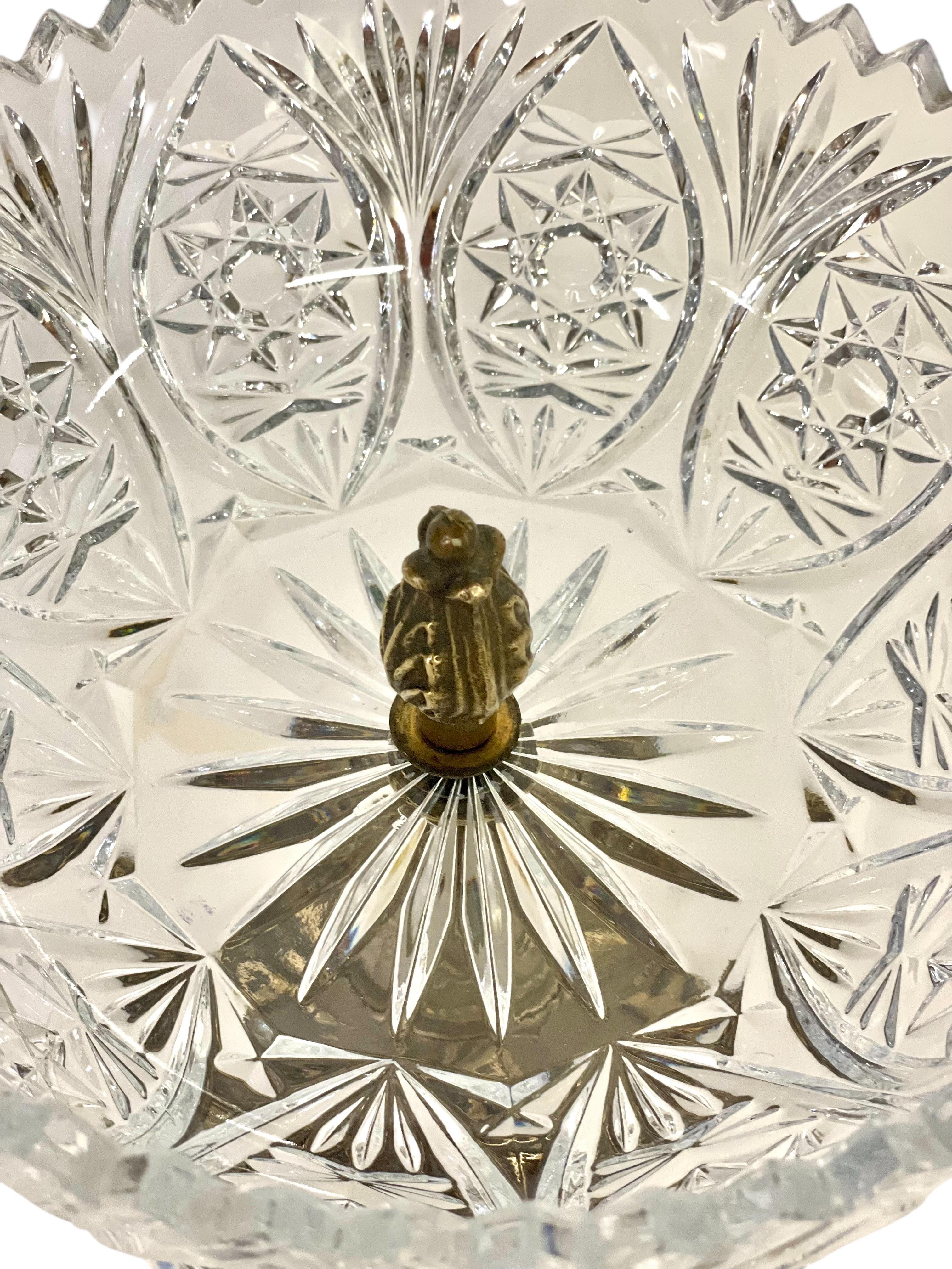 Cuenco de cristal del siglo XX sobre pedestal de latón dorado Latón en venta