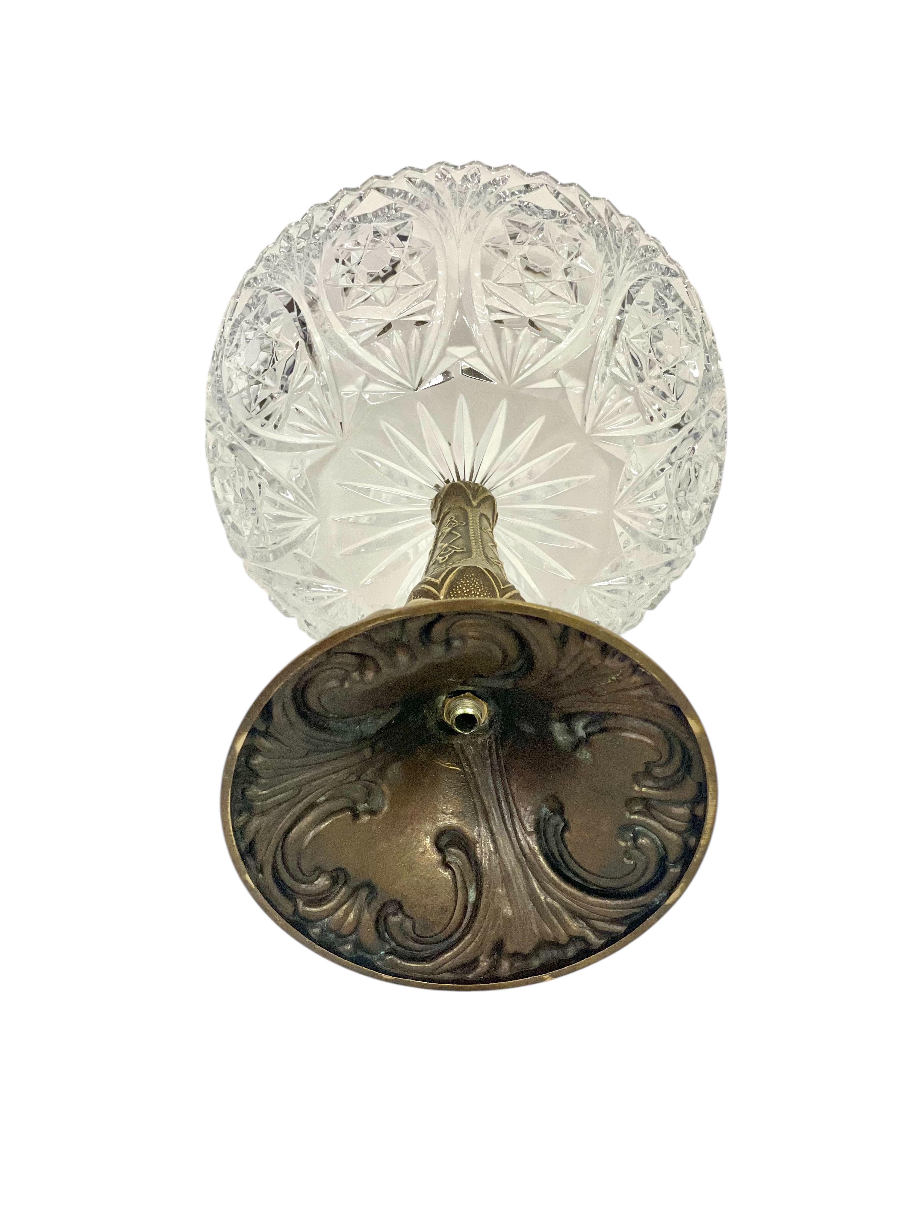 Cuenco de cristal del siglo XX sobre pedestal de latón dorado en venta 1