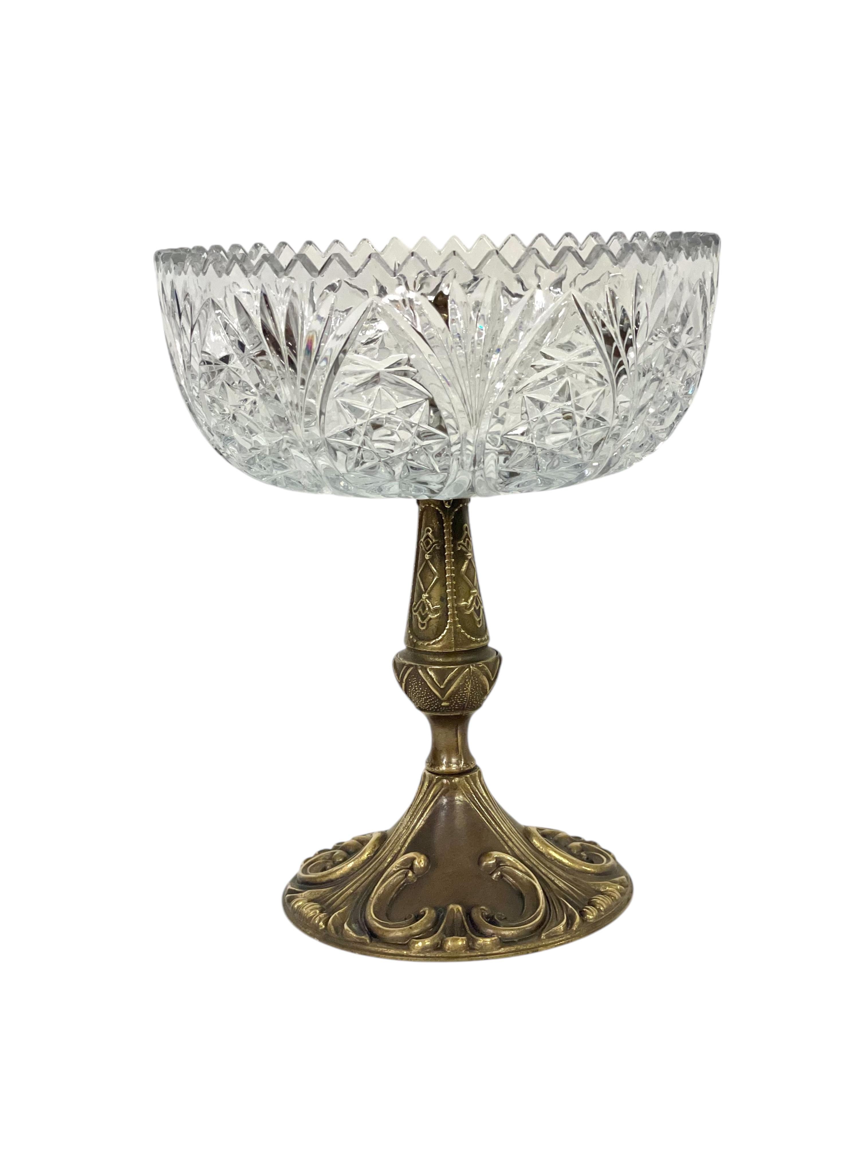 Cuenco de cristal del siglo XX sobre pedestal de latón dorado en venta 2