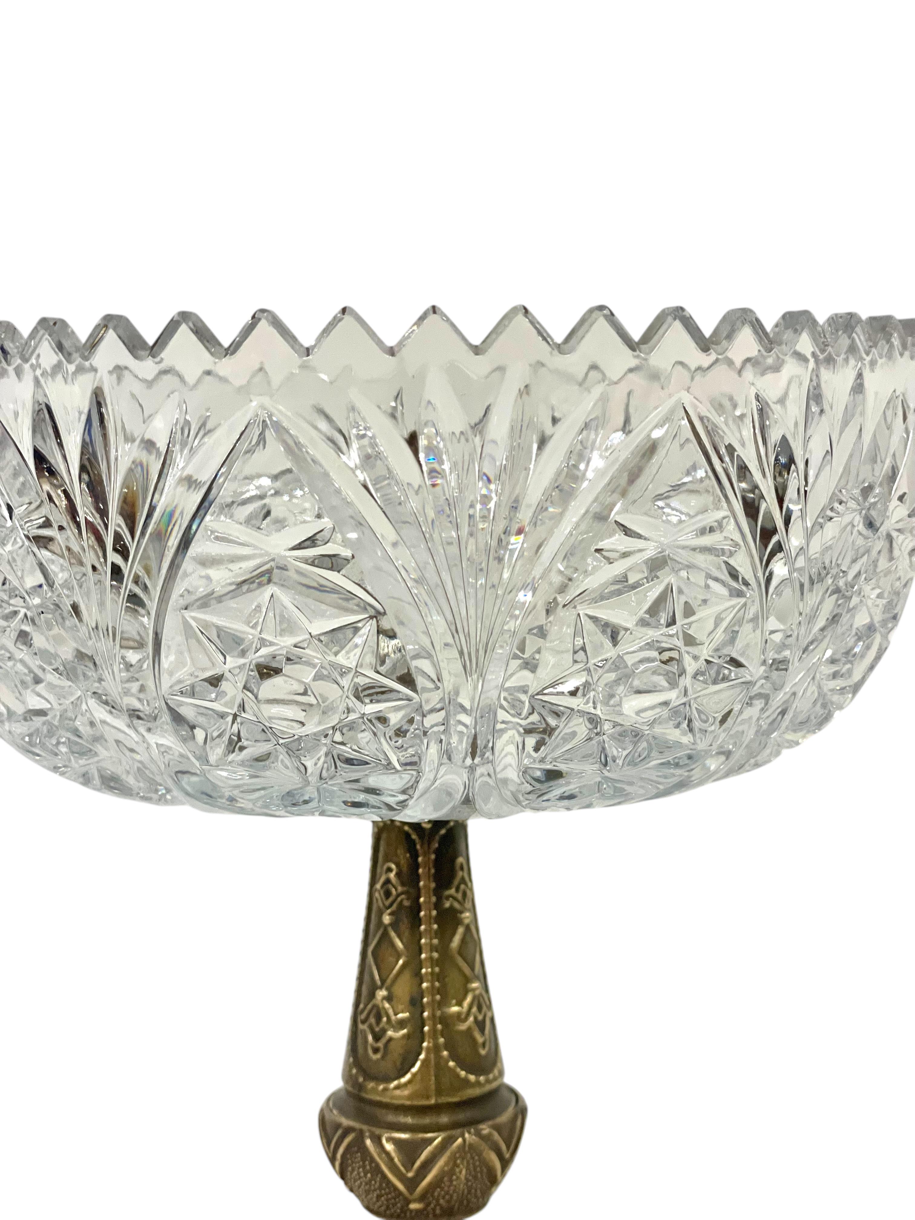 Cuenco de cristal del siglo XX sobre pedestal de latón dorado en venta 3