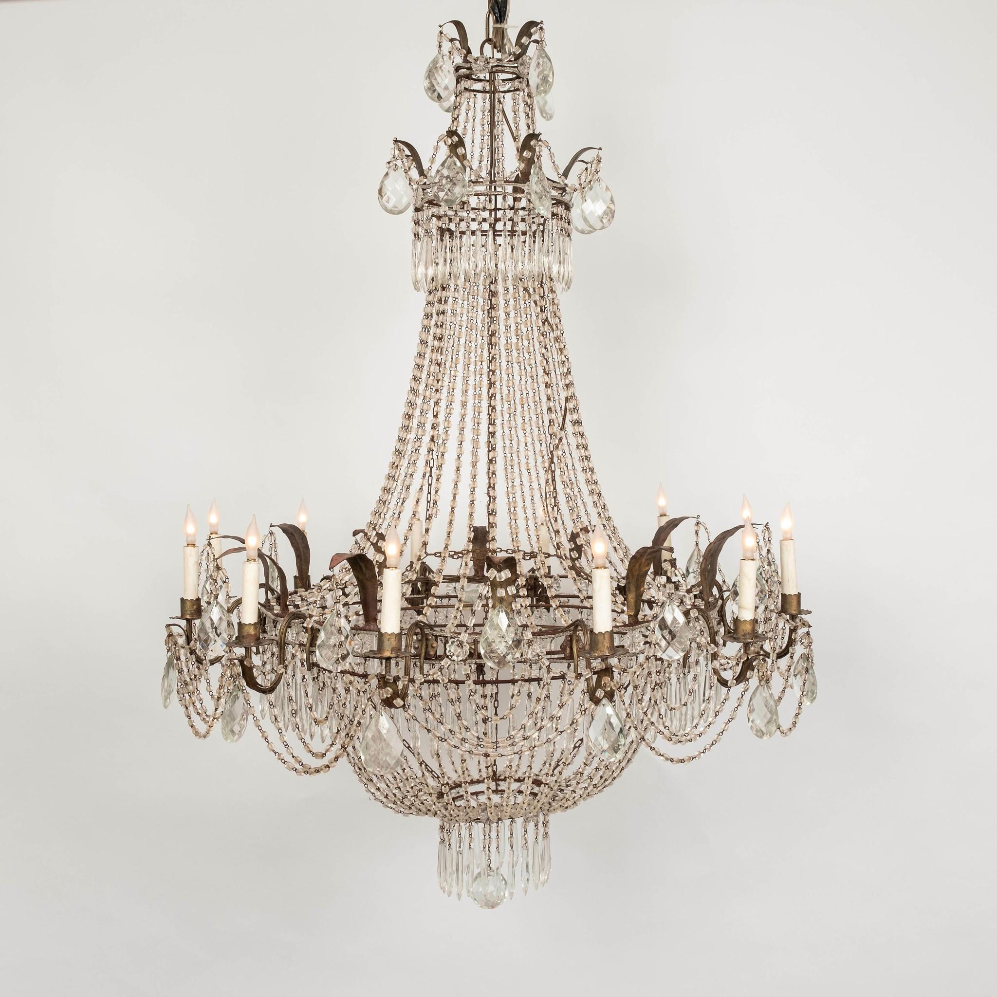 Lampadario francese d'epoca a 12 luci in cristallo con struttura e foglie in ferro dorato. Due disponibili.