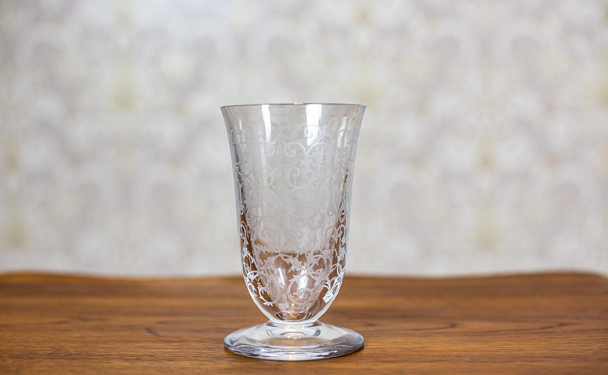 Coupe en cristal du 20e siècle avec arabesque

Nous présentons une tasse avec le motif découpé de l'arabesque.
Il a été fabriqué après 1945.

Cet article est en particulièrement bon état et non endommagé.
