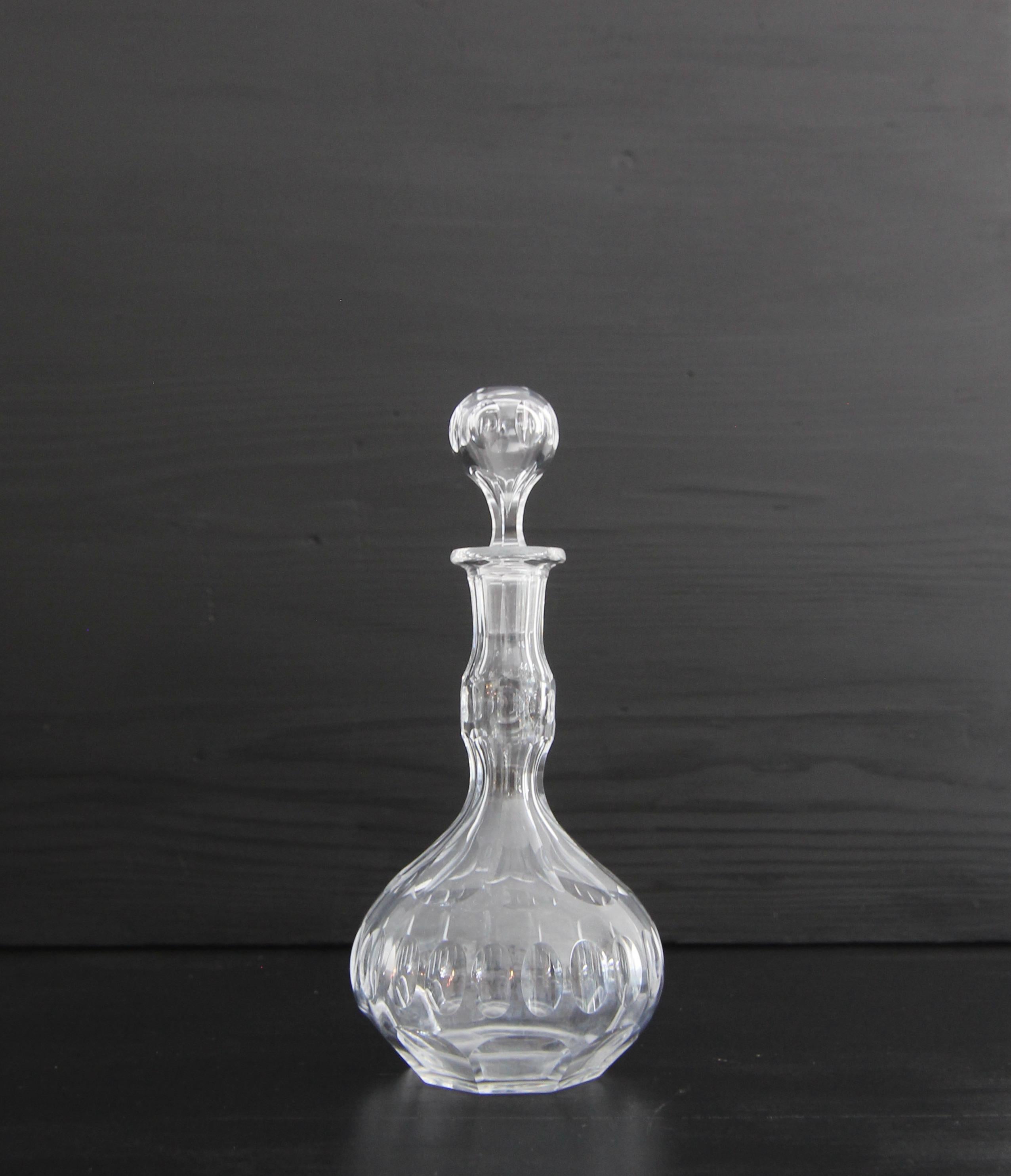 Jarra de cristal de forma bulbosa con corte de aceituna. Probablemente de los años sesenta.

La artesanía tradicional del soplado y tallado del vidrio convierte el cristal en un objeto sofisticado caracterizado por su claridad y brillo. El corte