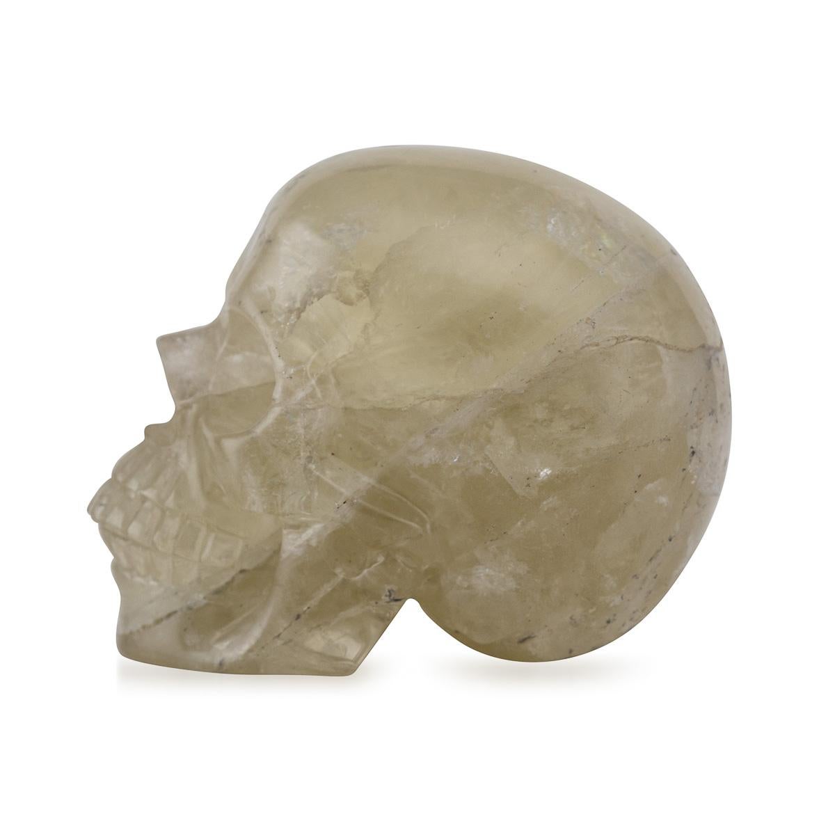 Crâne en cristal sculpté à la main au milieu du 20e siècle. Les crânes de cristal sont des artefacts intrigants et souvent mystifiants, fabriqués à partir de divers types de cristaux ou de pierres précieuses, notamment le quartz, l'améthyste, etc.